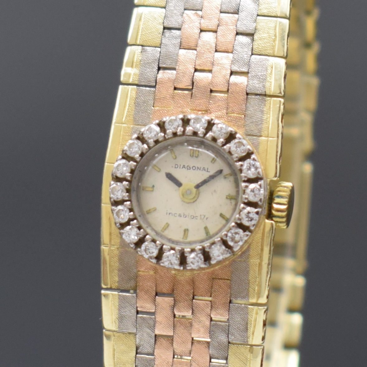 Detail a: DIAGONAL diamantbesetzte Damenarmbanduhr in GG/WG/RG 585/000, Schweiz um 1970, Handaufzug, 2-teil. Gehäuse, Boden aufgedr., Lünette m. Diamanten ...