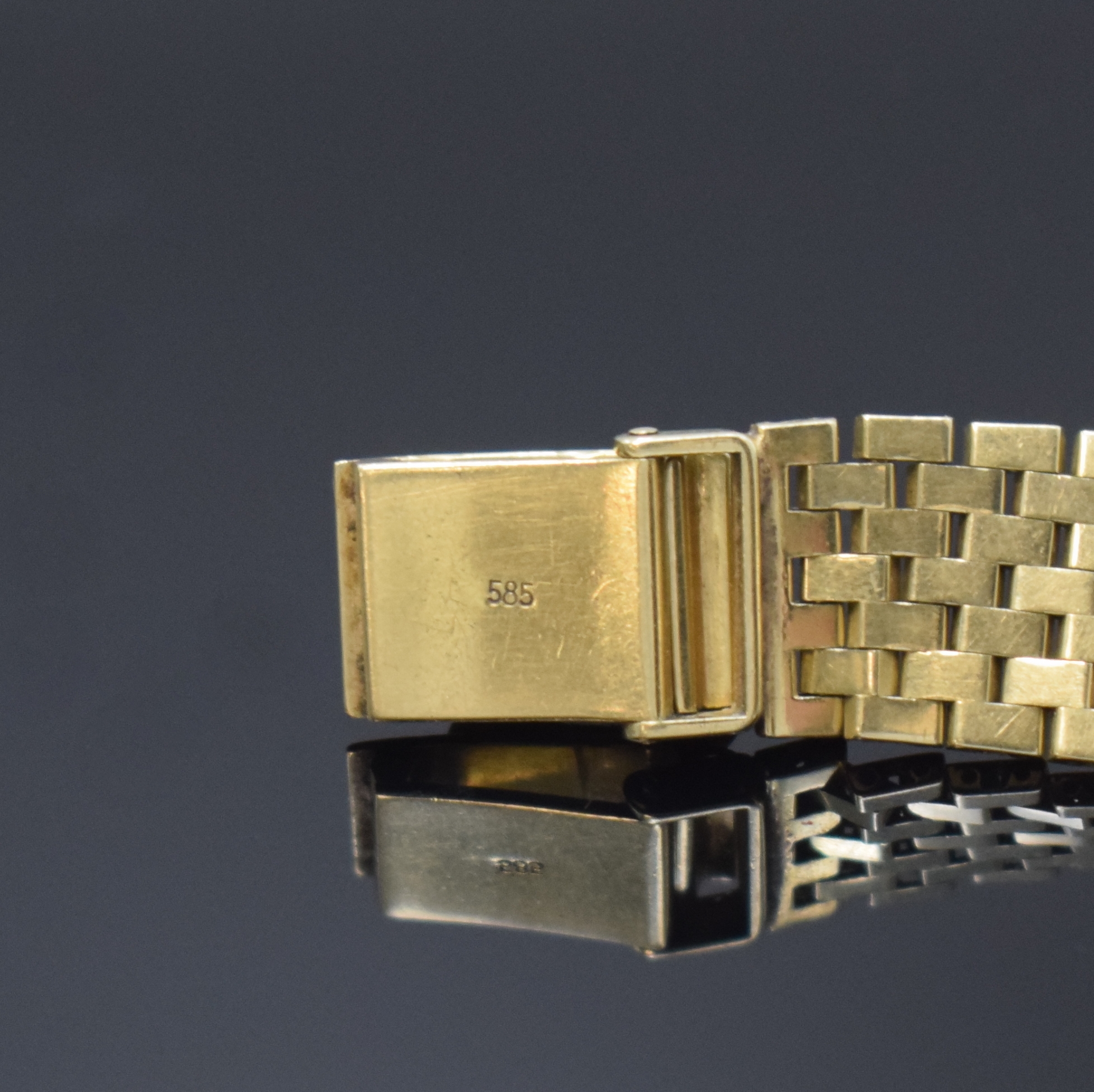 Detail b: DIAGONAL diamantbesetzte Damenarmbanduhr in GG/WG/RG 585/000, Schweiz um 1970, Handaufzug, 2-teil. Gehäuse, Boden aufgedr., Lünette m. Diamanten ...