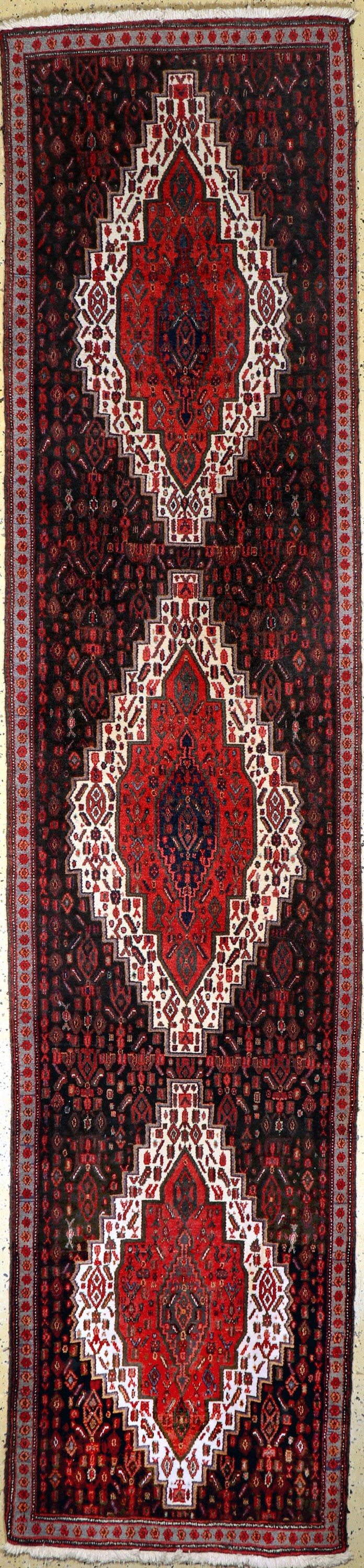 Senneh alt, Persien, Mitte 20.Jhd, Wolle auf Baumwolle, ca. 368 x 85 cm, Reinigungsbedürftig, EHZ: 2