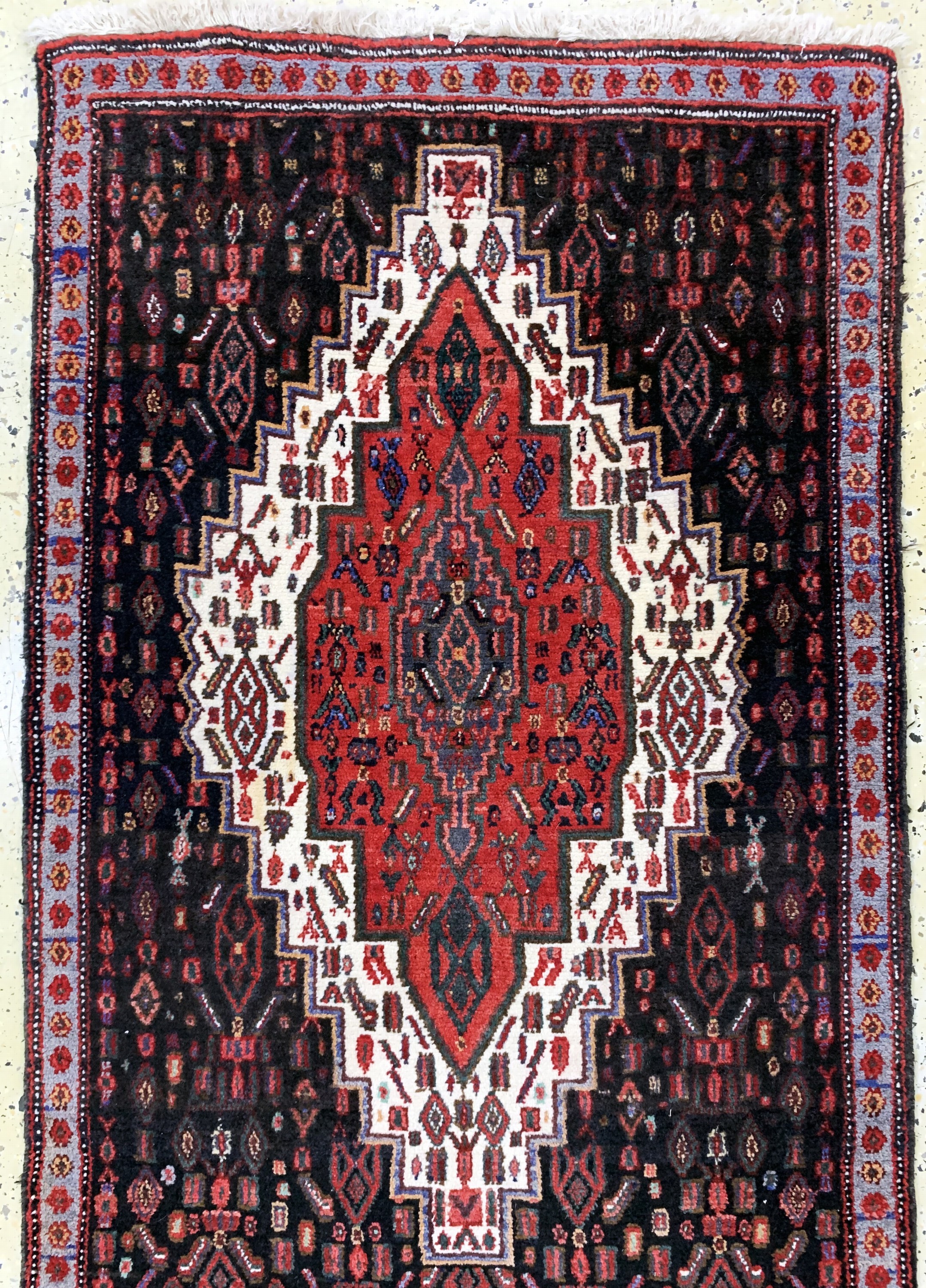 Detail a: Senneh alt, Persien, Mitte 20.Jhd, Wolle auf Baumwolle, ca. 368 x 85 cm, Reinigungsbedürftig, EHZ: 2