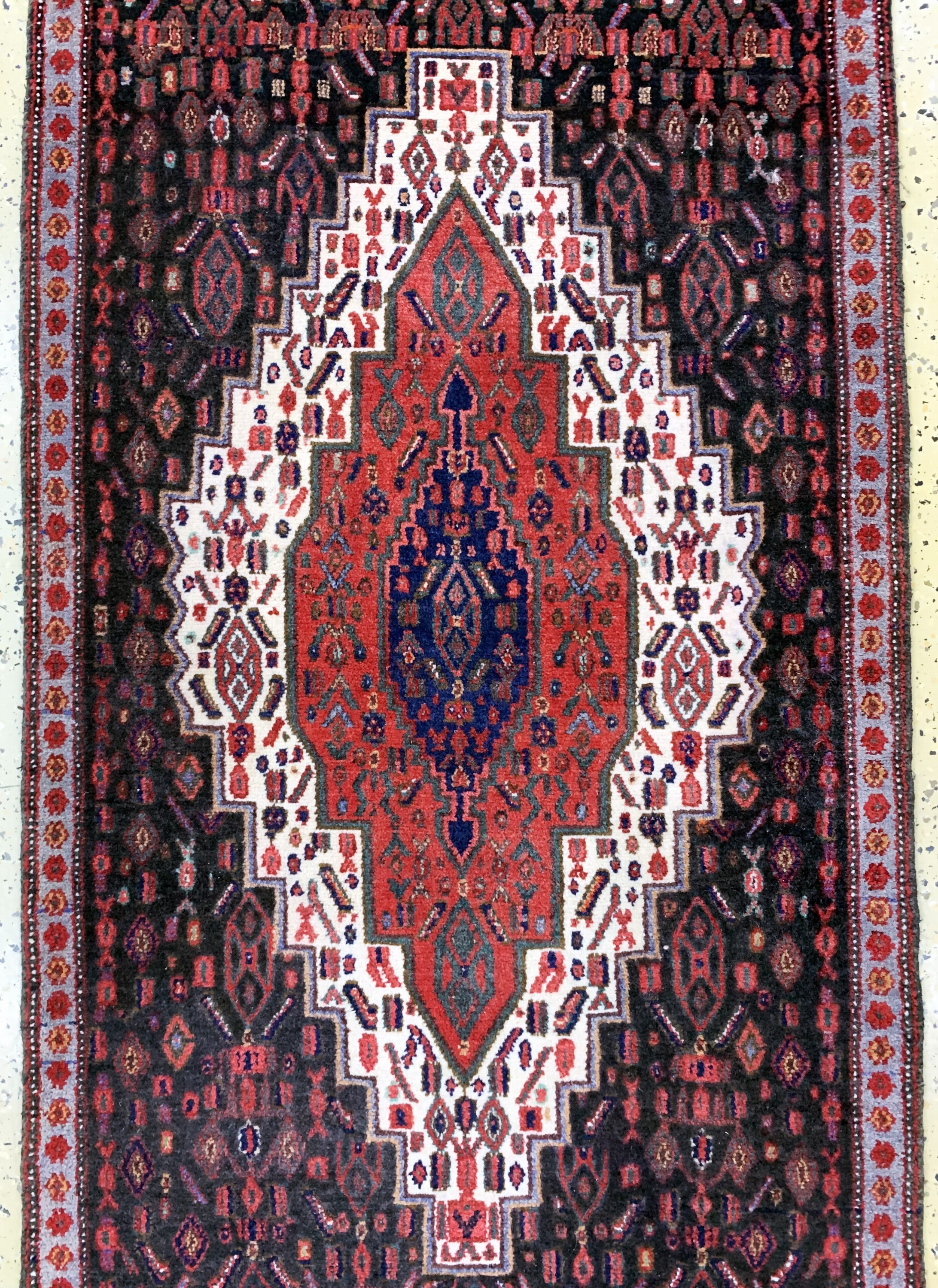 Detail b: Senneh alt, Persien, Mitte 20.Jhd, Wolle auf Baumwolle, ca. 368 x 85 cm, Reinigungsbedürftig, EHZ: 2