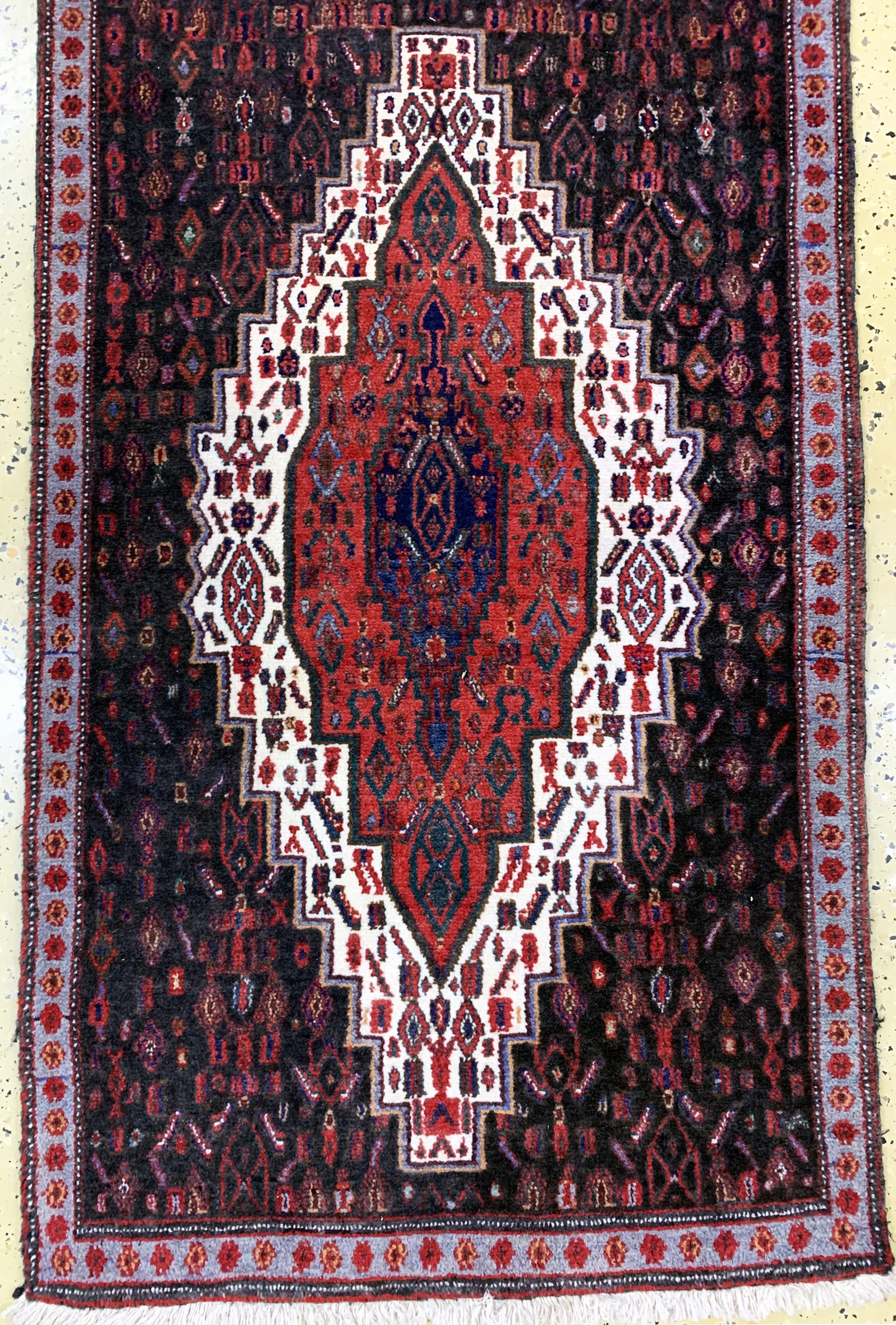 Detail c: Senneh alt, Persien, Mitte 20.Jhd, Wolle auf Baumwolle, ca. 368 x 85 cm, Reinigungsbedürftig, EHZ: 2