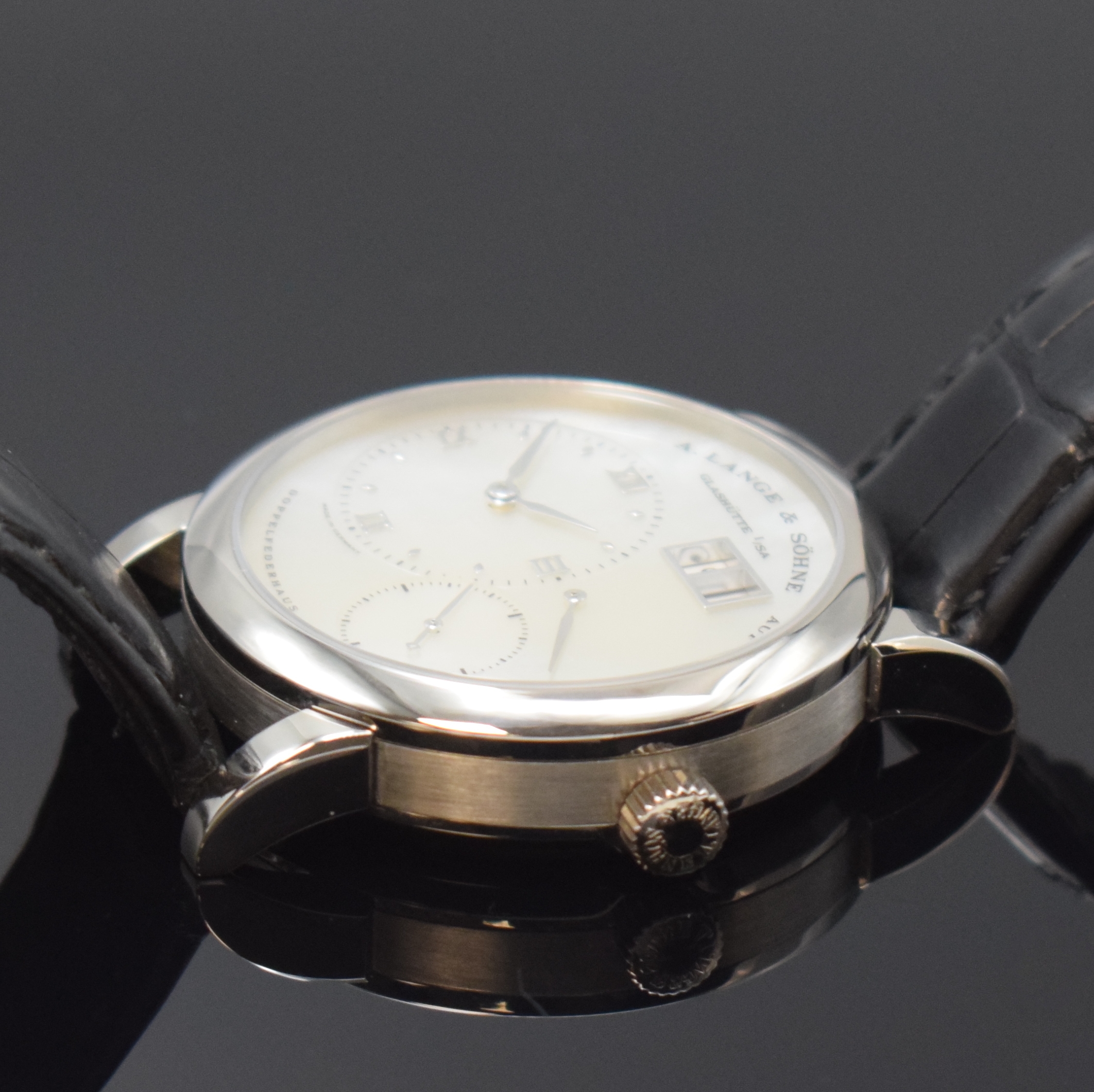 Detail d: A. LANGE & SÖHNE hochfeine und seltene Herrenarmbanduhr Modell Lange 1 in WG 750/000 mit Perlmuttzifferblatt Referenz 110.029, Handaufzug, ...