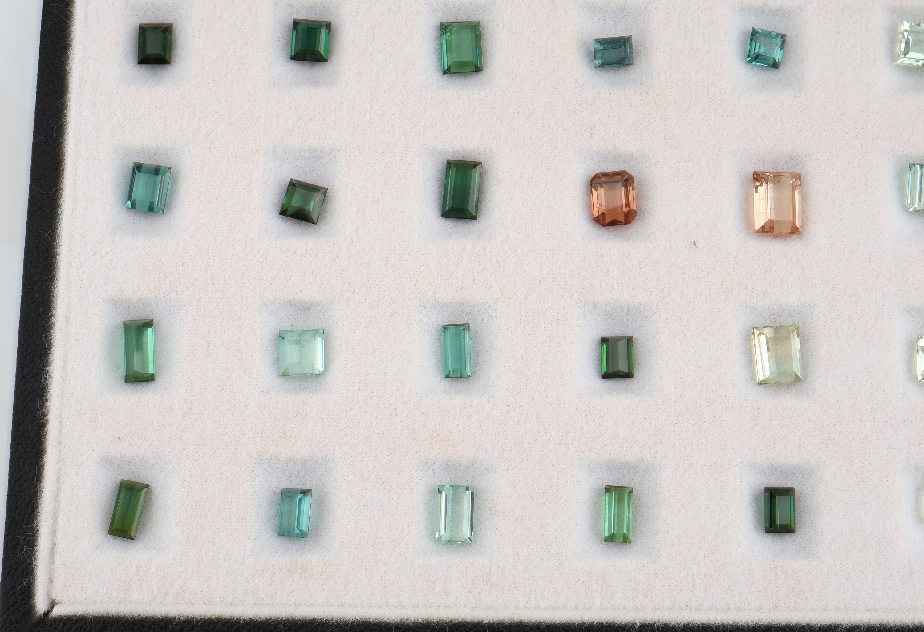 Detail a: Konvolut 41 lose Turmaline, zus. ca. 69.89 versch. Farben, Größen und Schliffformen, schöne Sammlung, in Sammleretui