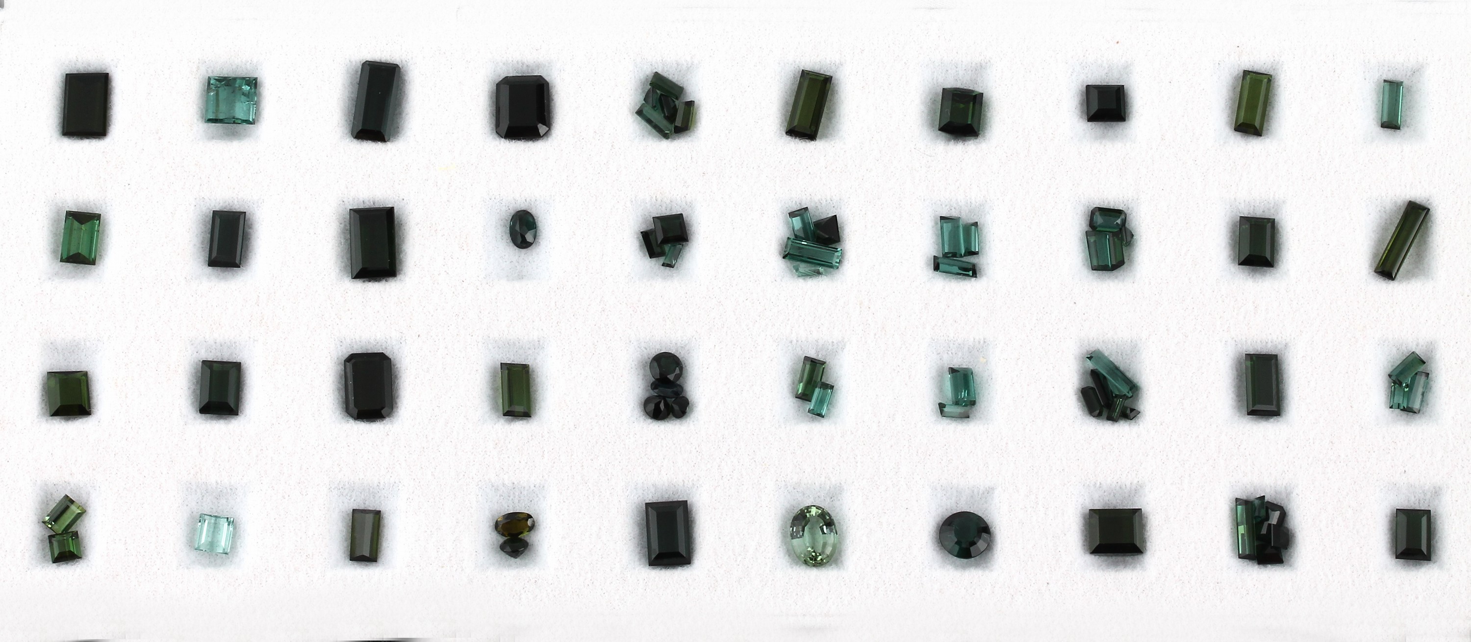 Konvolut 70 lose Turmaline, zus. ca. 100.7 ct, versch. Größen, Schliffformen und Farben, schöne Sammlung, in Sammleretui