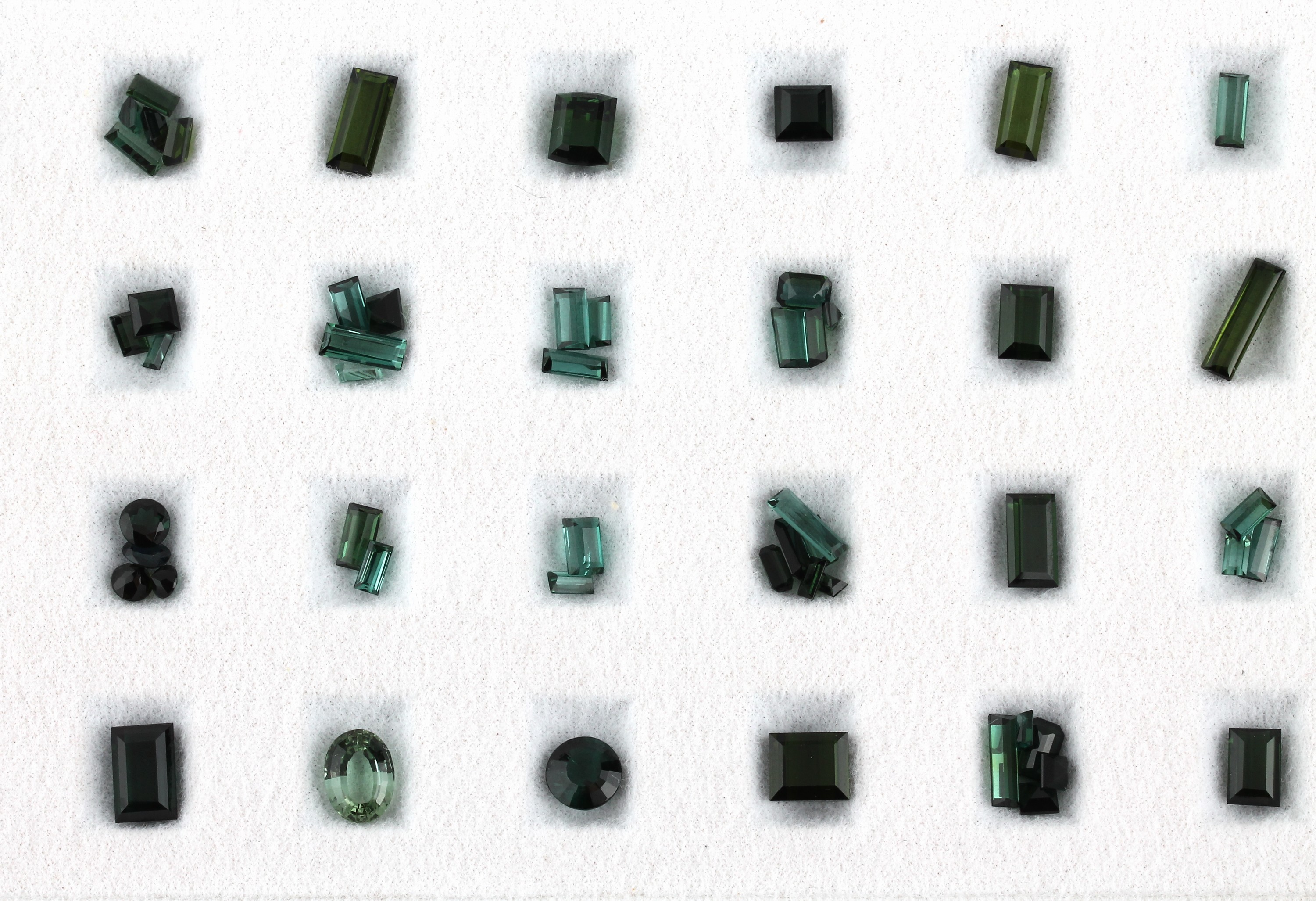 Detail a: Konvolut 70 lose Turmaline, zus. ca. 100.7 ct, versch. Größen, Schliffformen und Farben, schöne Sammlung, in Sammleretui