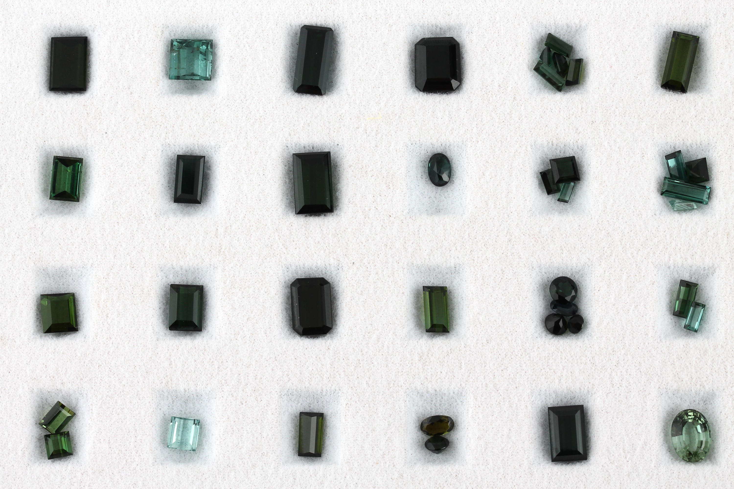 Detail b: Konvolut 70 lose Turmaline, zus. ca. 100.7 ct, versch. Größen, Schliffformen und Farben, schöne Sammlung, in Sammleretui