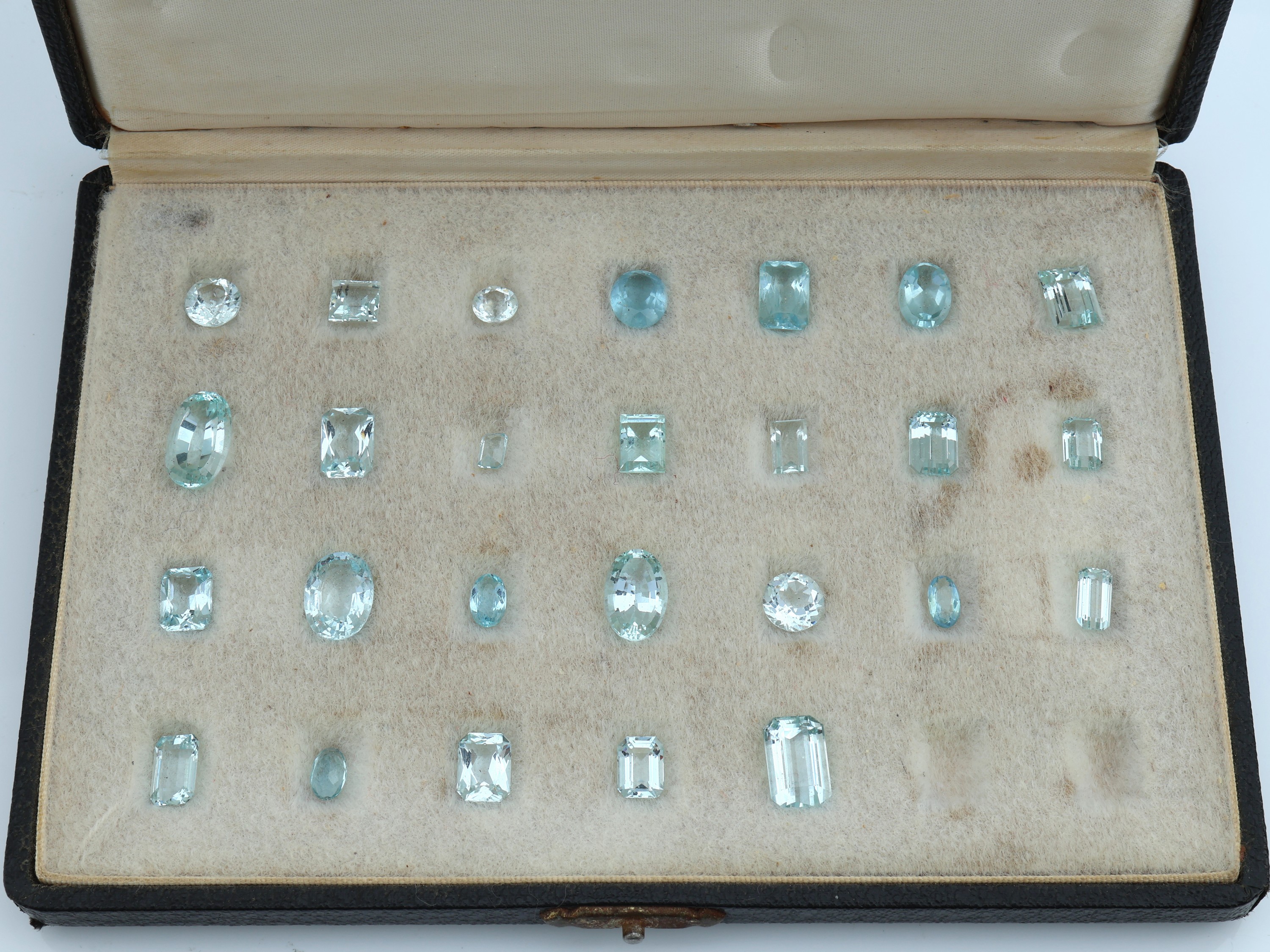 Konvolut 26 lose Aquamarine, zus. ca. 69.66 ct, versch. Größen, Schliffformen und Farben, schöne Sammlung, in Sammleretui