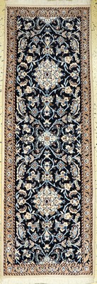 Image 26859422 - Nain, Persien, Neuwertig, Wolle auf Baumwolle, ca. 184 x 55 cm Schätzpreis: 590, - ...