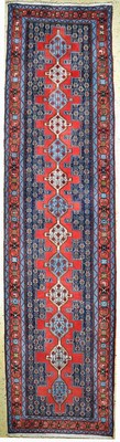 Image Senneh fein, Persien, Neuwertig, Korkwolle,ca. 385 x 100 cm Schätzpreis: 1250, - ...