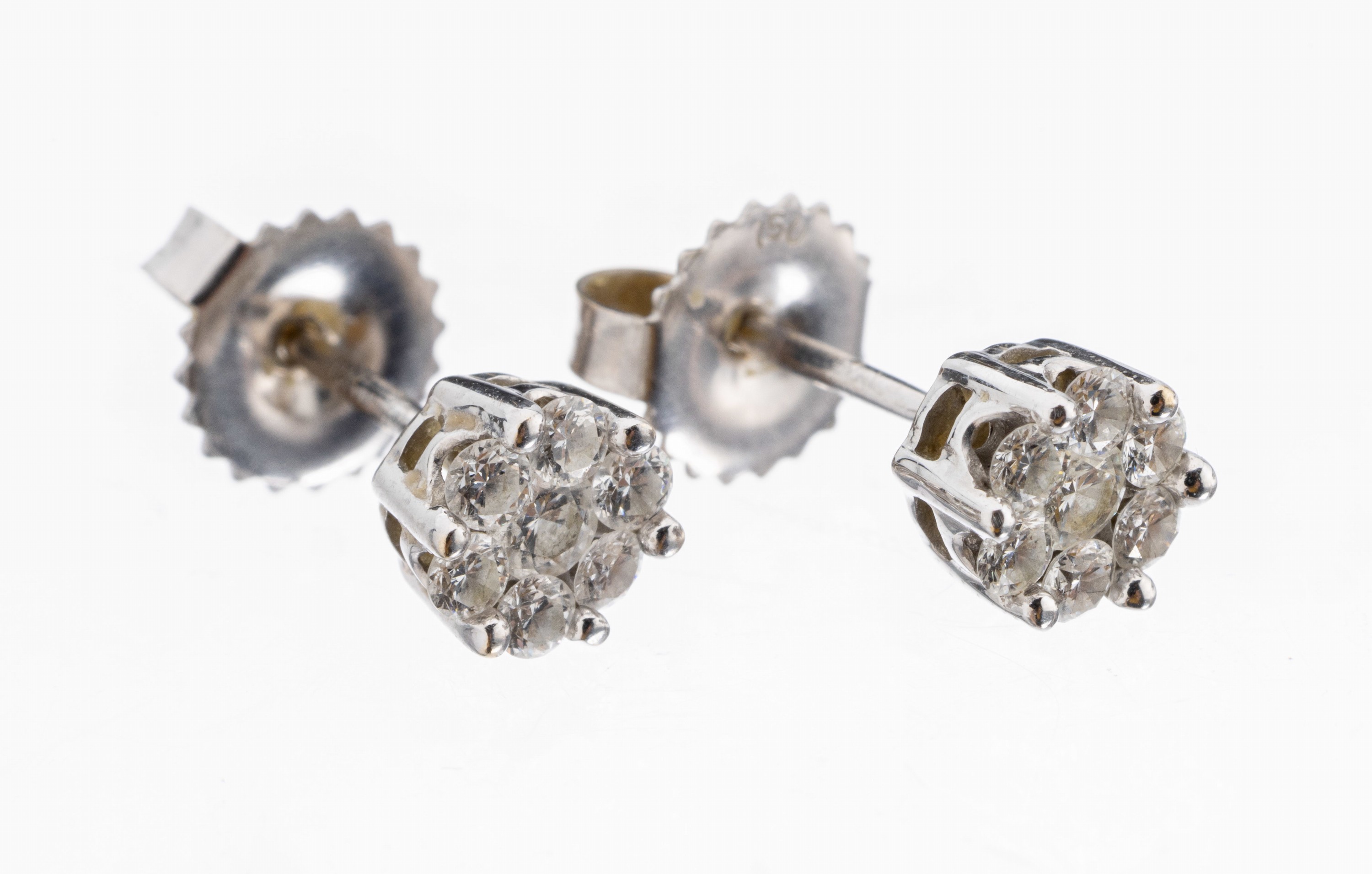 Paar 18 kt Gold Brillant-Ohrstecker, WG 750/000, blütenförmig, 14 Brillanten zus. ca. 0.40 ct Weiß/si, ca. 1.9 g, D. ca. 5.8 mm
