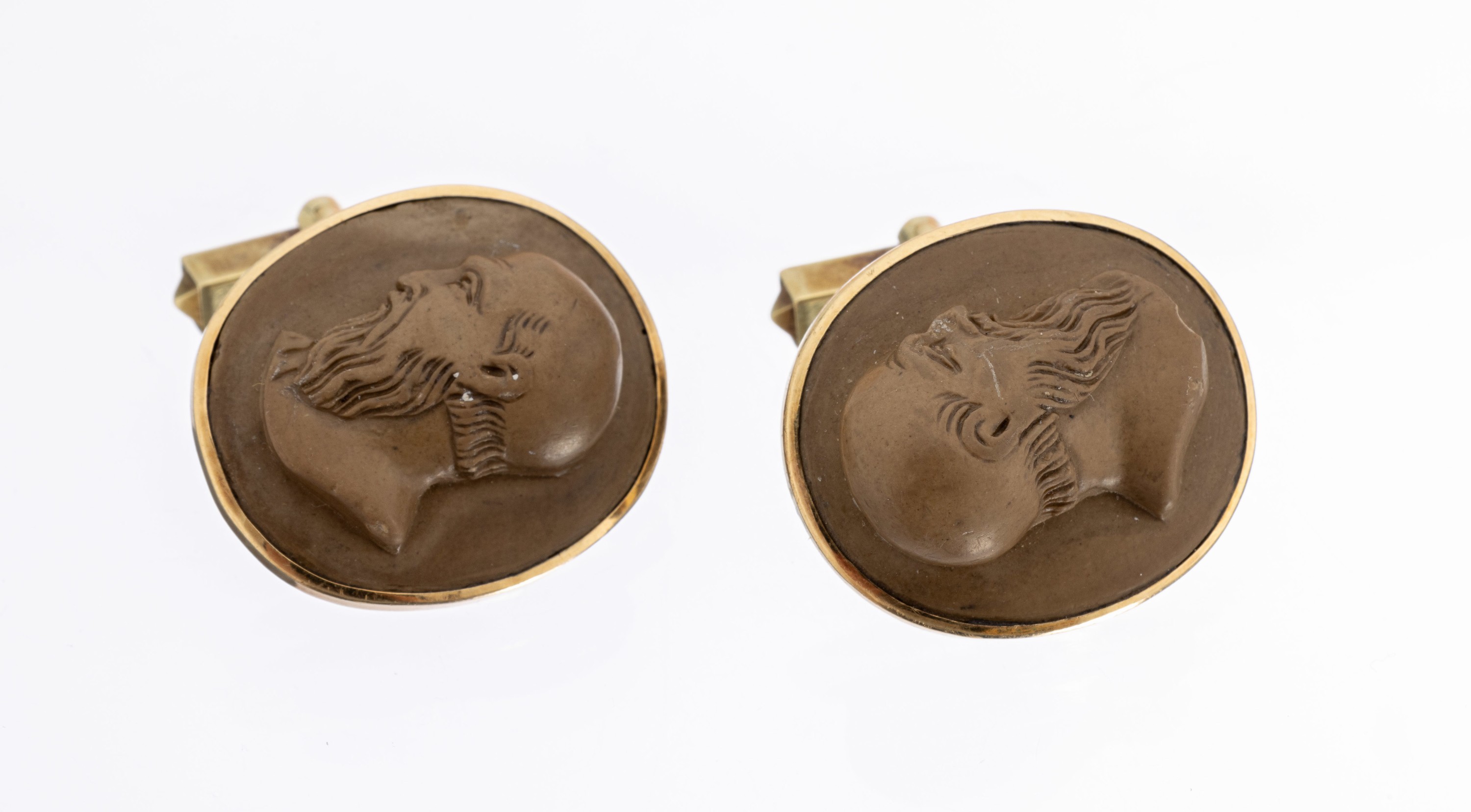 Paar 14 kt Gold Lavakamee-Manschettenknöpfe, deutsch um 1850/60, GG 585/000, Kamee Darstellung eines Mannes, (1 x Nase min. besch.), im glatten ...