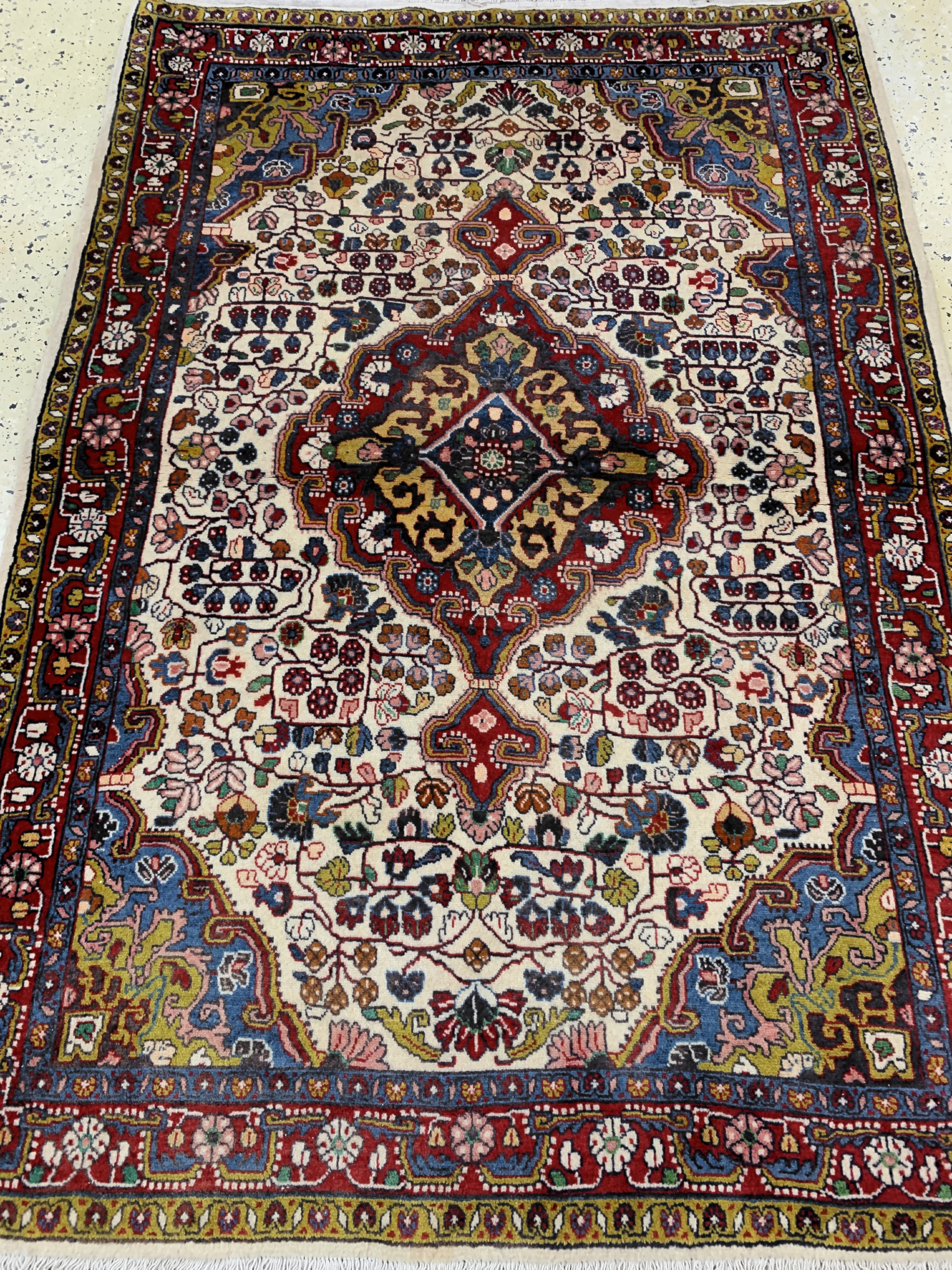 Detail d: Sarogh, Persien, Ende 20.Jhd, Wolle auf Baumwolle, ca. 155 x 107 cm, EHZ: 2-3