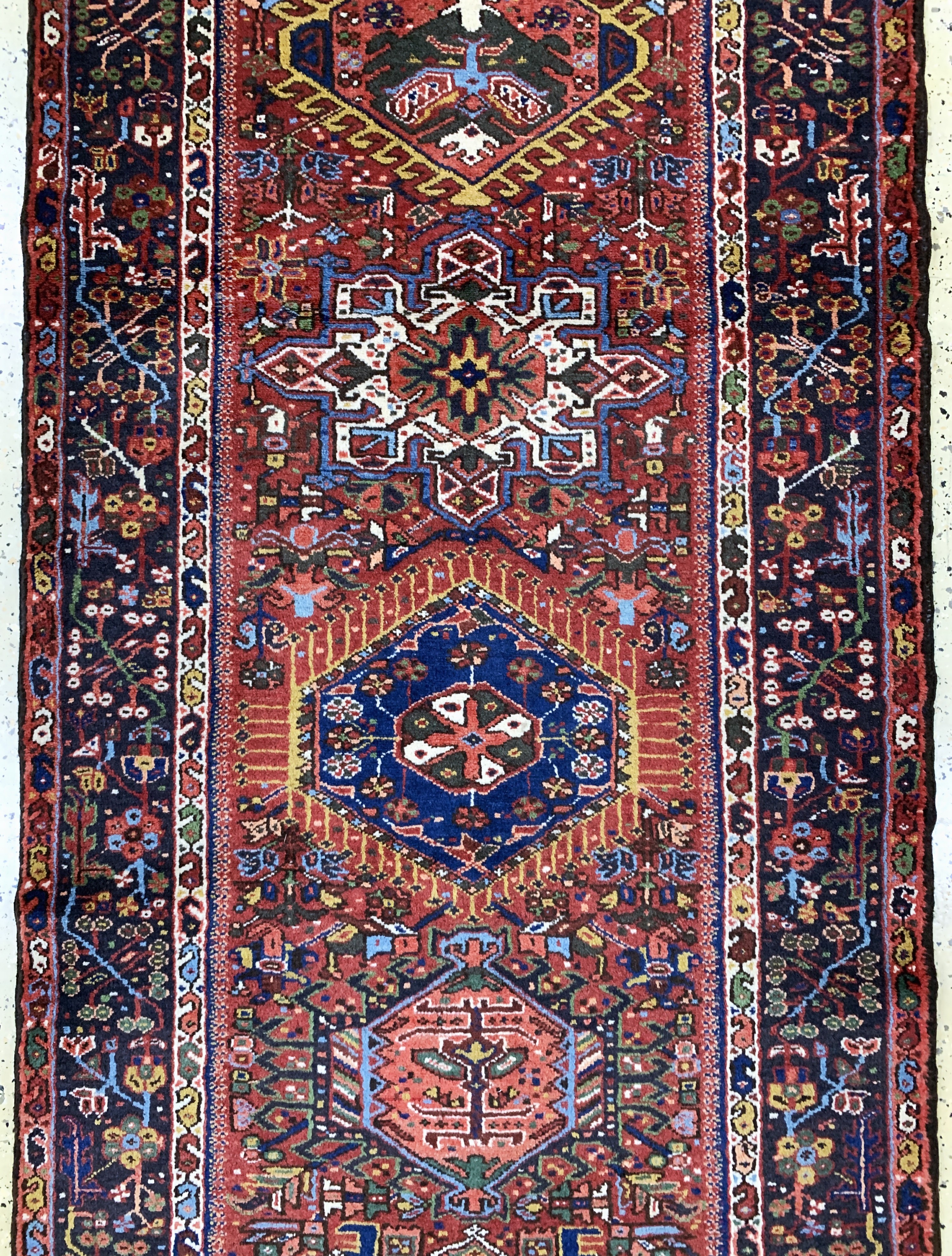 Detail c: Garadjeh alt, Persien, Mitte 20.Jhd, Wolle auf Baumwolle, ca. 326 x 106 cm, EHZ: 2
