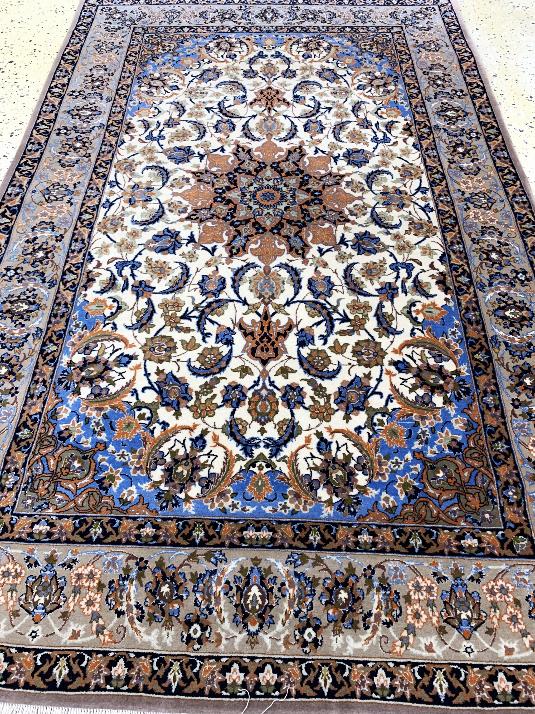 Detail d: Esfahan fein, Persien, Ende 20.Jhd, Korkwolle mit und auf Seide, ca. 177 x 110 cm,ca. 1,0 Mio. Kn/qm, EHZ: 1-2