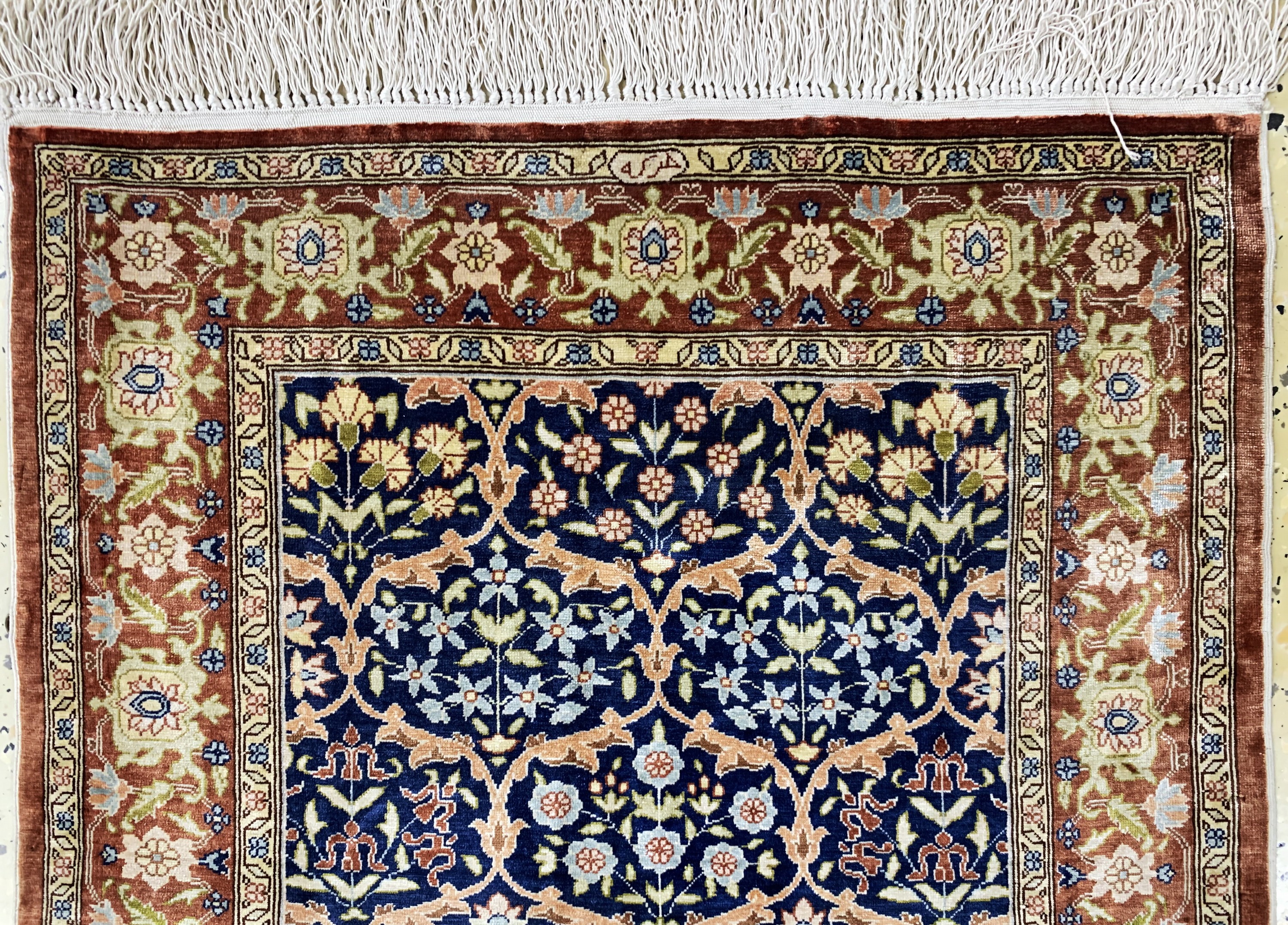 Detail a: Hereke Seide fein signiert, Türkei, Mitte 20.Jhd, reine Naturseide, ca. 85 x 58 cm, ca. 1,0 Mio. Kn/qm, EHZ: 1-2