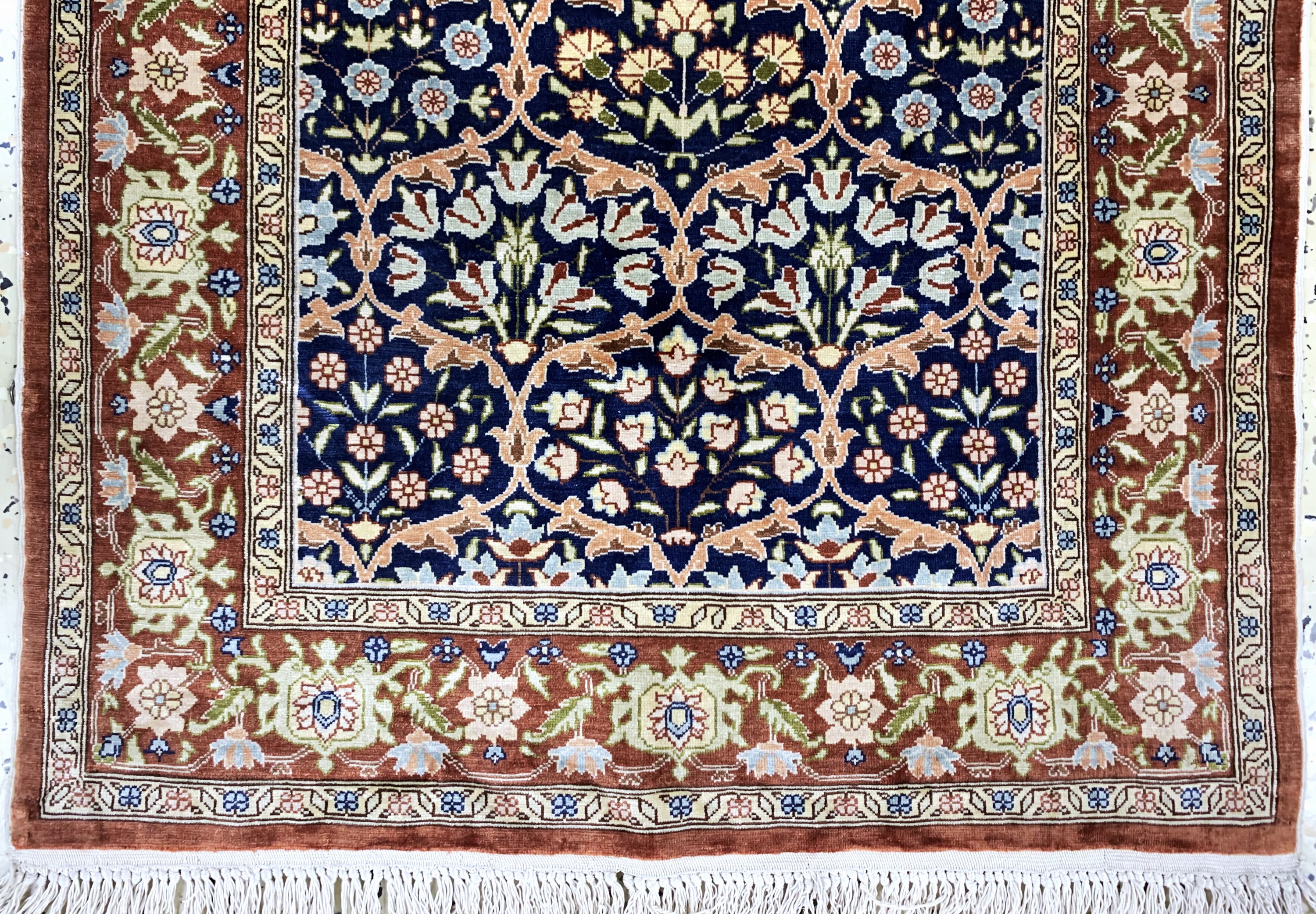 Detail b: Hereke Seide fein signiert, Türkei, Mitte 20.Jhd, reine Naturseide, ca. 85 x 58 cm, ca. 1,0 Mio. Kn/qm, EHZ: 1-2