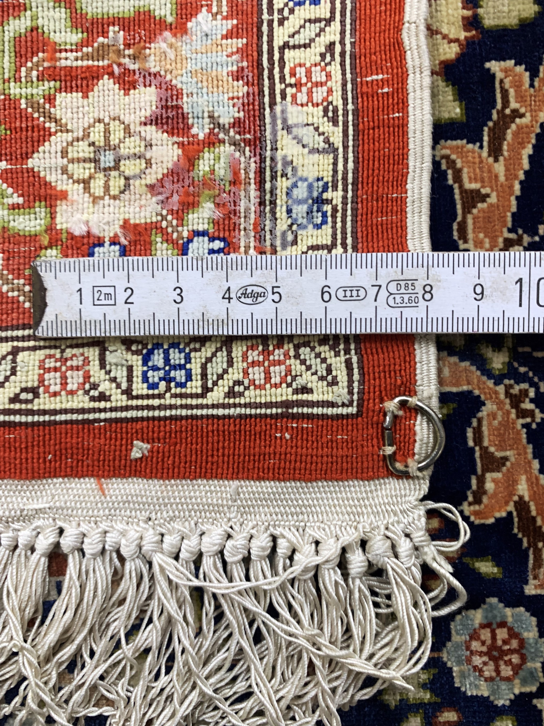 Detail e: Hereke Seide fein signiert, Türkei, Mitte 20.Jhd, reine Naturseide, ca. 85 x 58 cm, ca. 1,0 Mio. Kn/qm, EHZ: 1-2