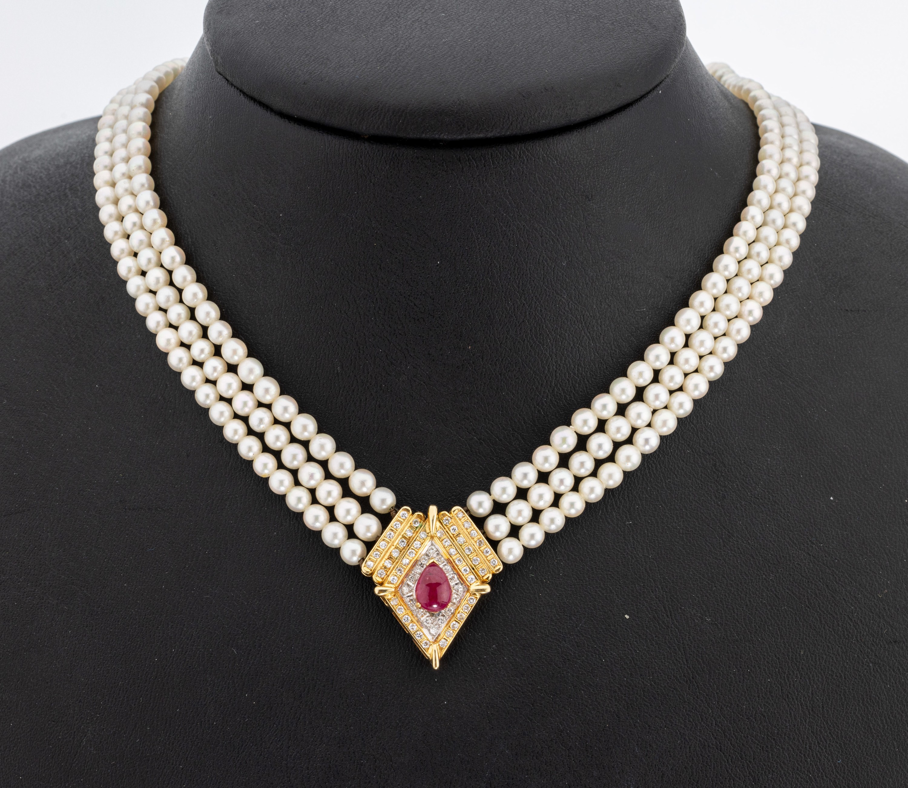 Zuchtperl-Collier mit 18 kt Gold Rubin -Brillant-Schließe, GG/WG 750/000, 3-rhg. Akoyazuchtperlen, D. ca. 3.7 mm, geometrischesMittelteil als ...