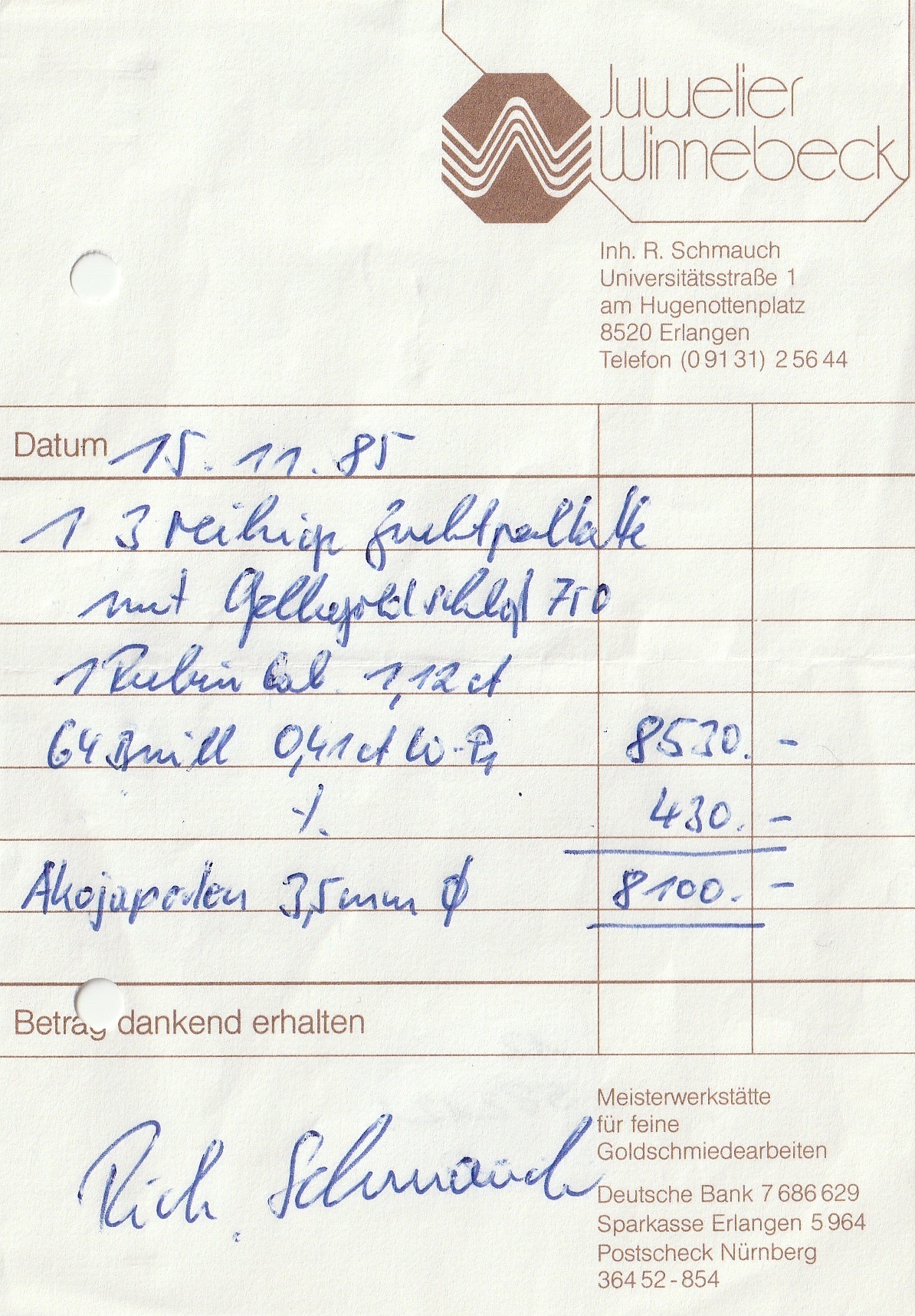 Detail a: Zuchtperl-Collier mit 18 kt Gold Rubin -Brillant-Schließe, GG/WG 750/000, 3-rhg. Akoyazuchtperlen, D. ca. 3.7 mm, geometrischesMittelteil als ...