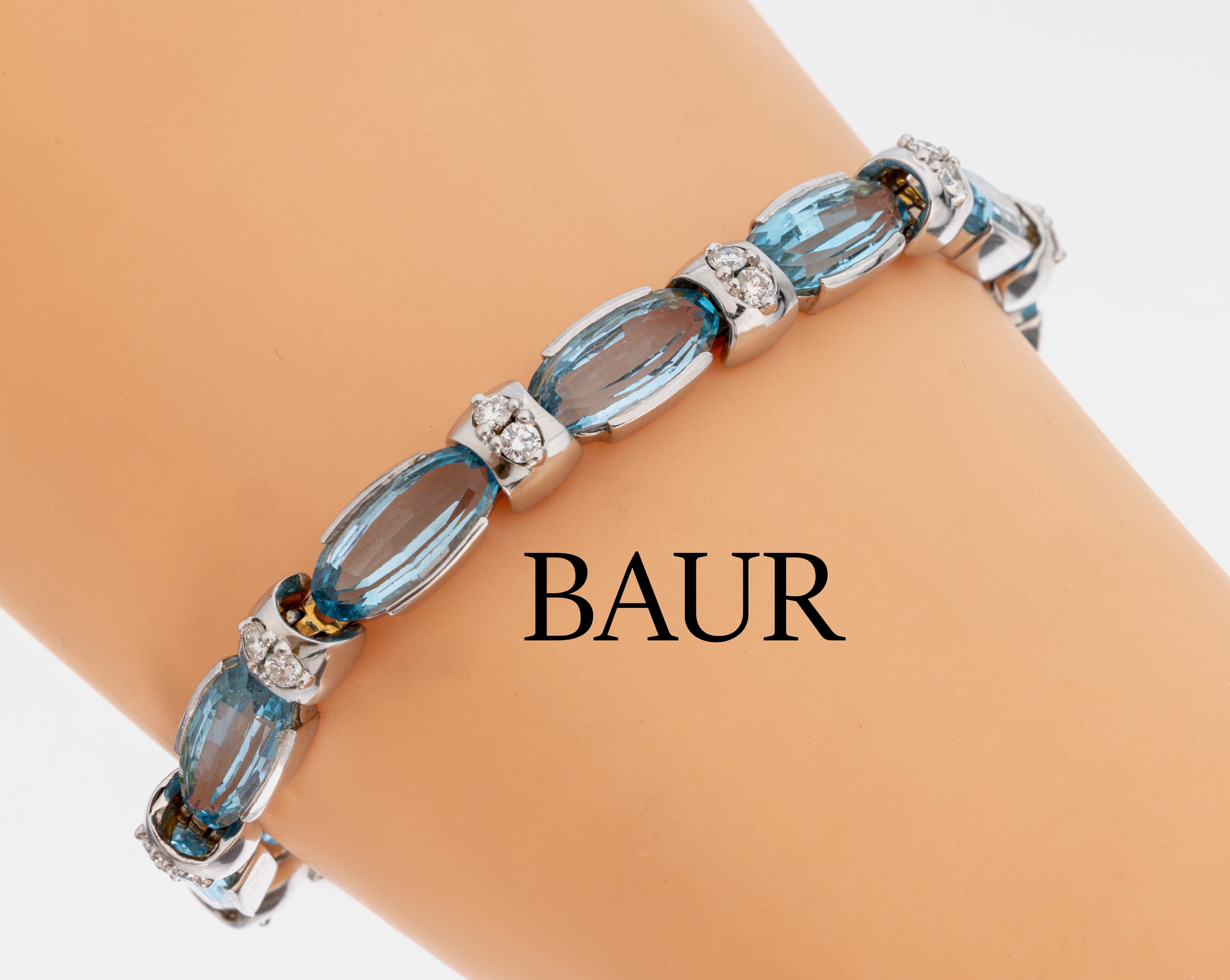 18 kt Gold Topas-Brillant-Armband, WG 750/000, 11 ovalfacett. Blautopase (beh.) zus.ca. 34.00 ct, 22 Brillanten zus. ca. 1.36 ct feines ...
