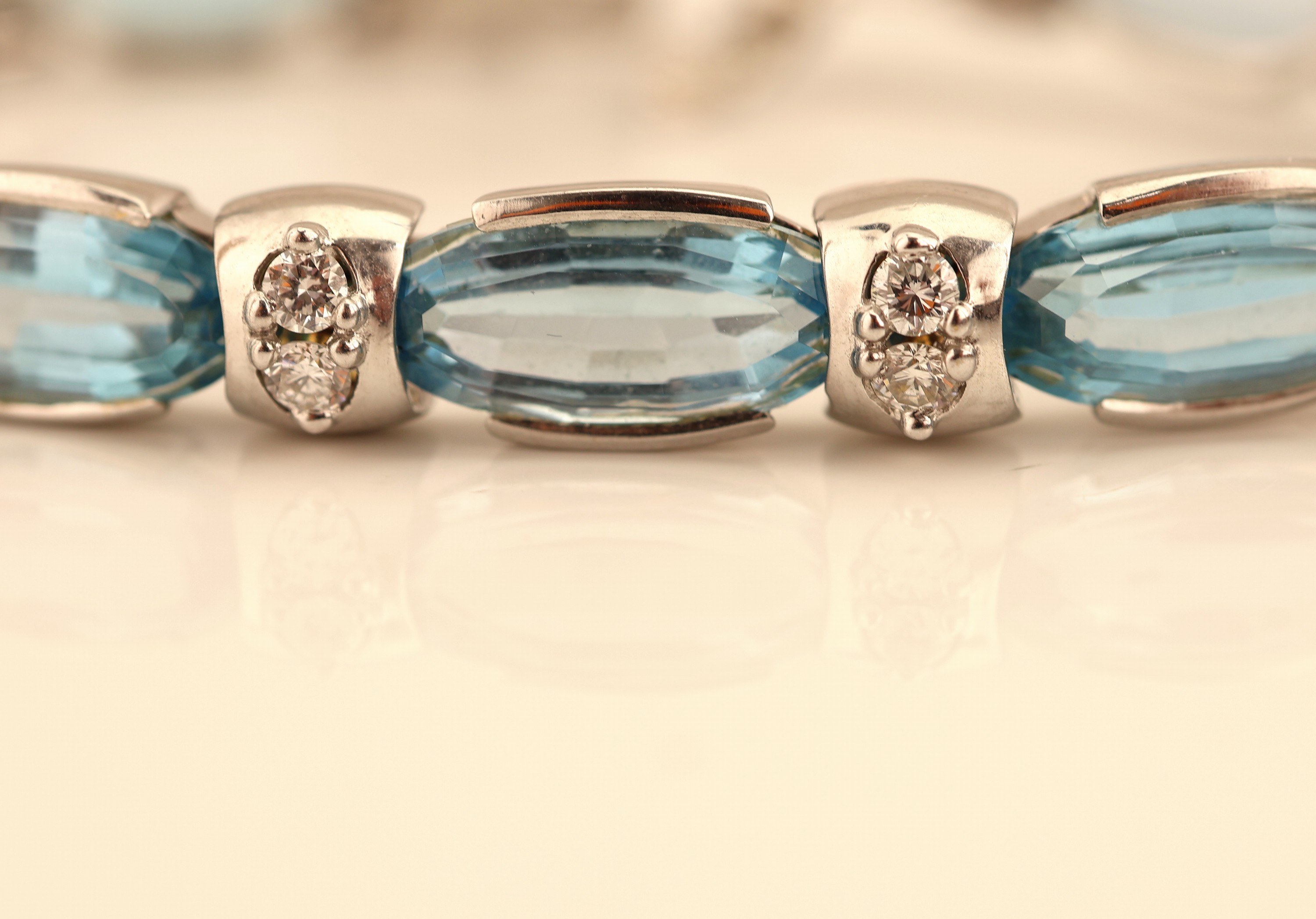 Detail c: 18 kt Gold Topas-Brillant-Armband, WG 750/000, 11 ovalfacett. Blautopase (beh.) zus.ca. 34.00 ct, 22 Brillanten zus. ca. 1.36 ct feines ...