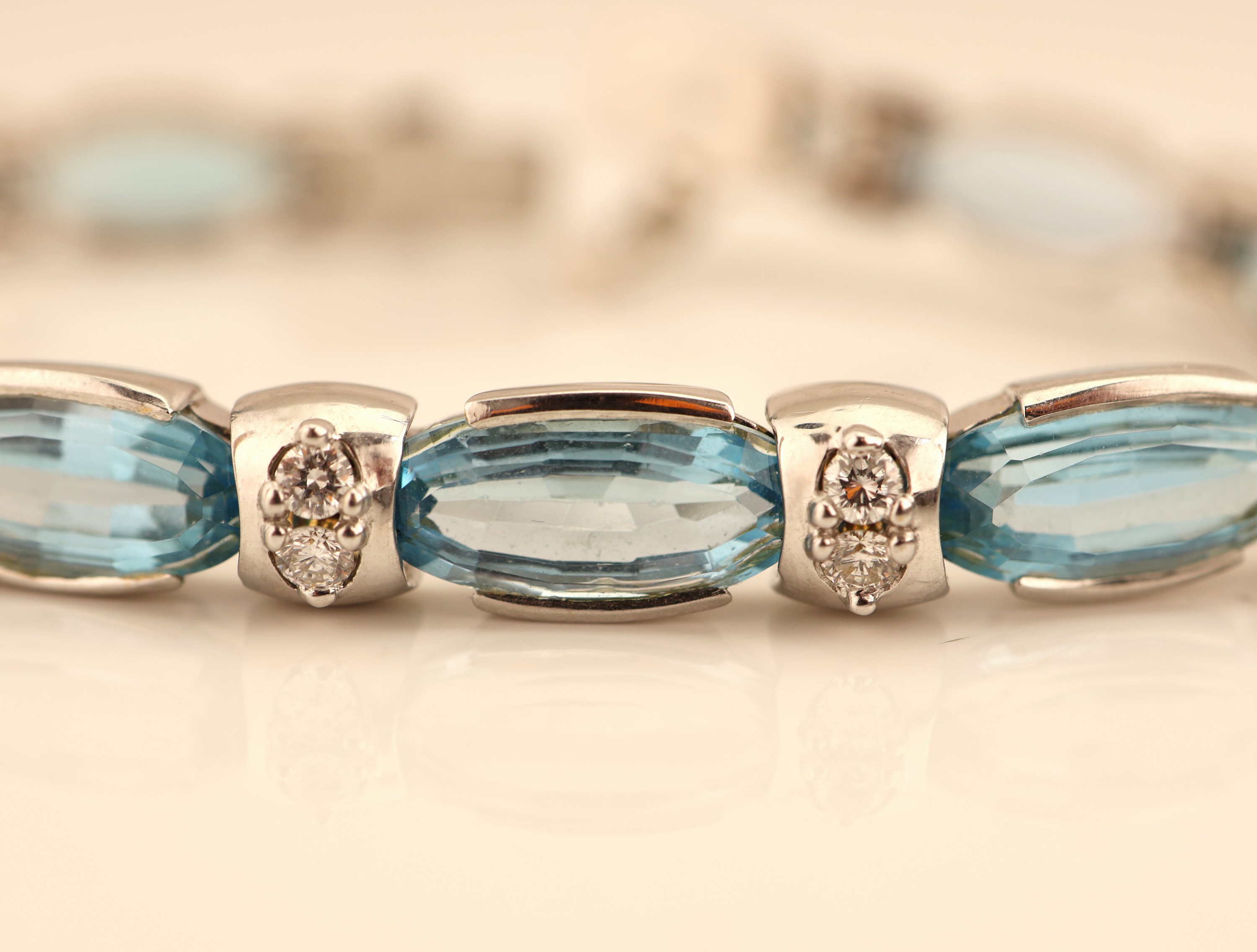 Detail d: 18 kt Gold Topas-Brillant-Armband, WG 750/000, 11 ovalfacett. Blautopase (beh.) zus.ca. 34.00 ct, 22 Brillanten zus. ca. 1.36 ct feines ...