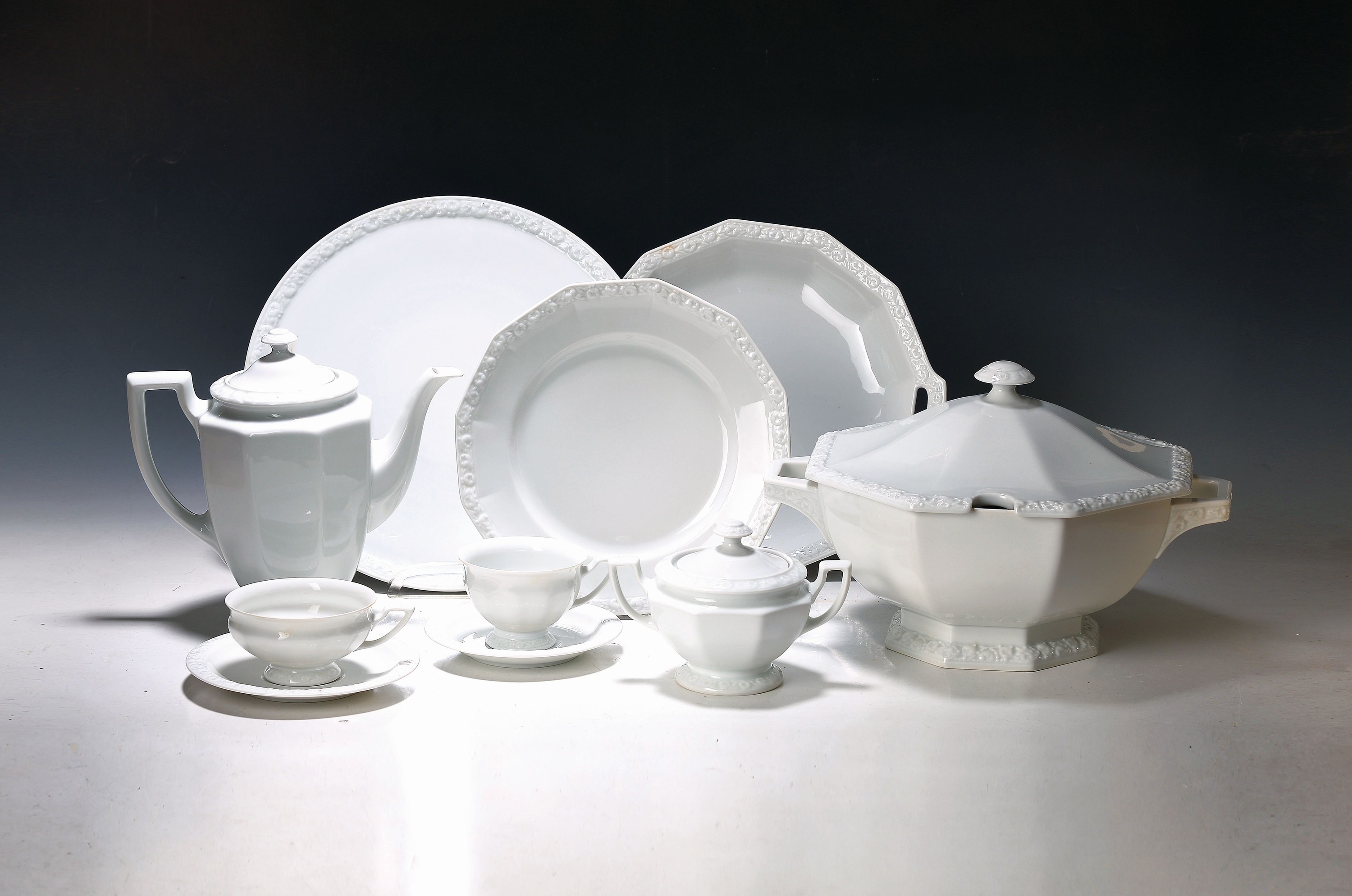 Umfangreiches Kaffee- und Speiseservice, Rosenthal, Maria, 20. Jh., Kaffeekanne, 8 Kaffeetassen mit sieben Untertassen, 5 Tassen mit Untertassen, ...