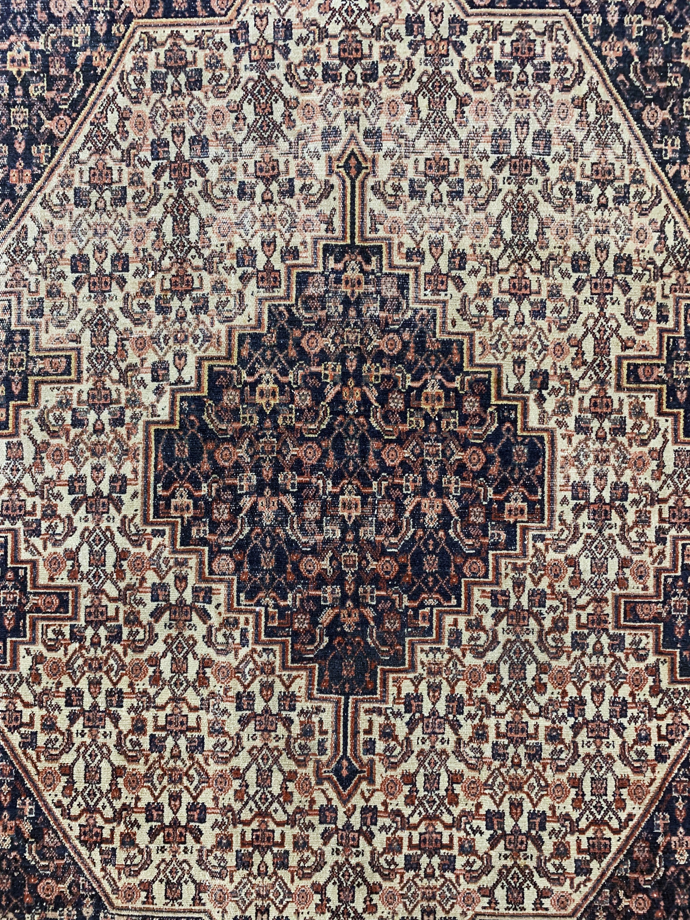 Detail b: Senneh alt, Persien, ca. 50 Jahre, Wolle auf Baumwolle, ca. 206 x 153 cm, EHZ: 3