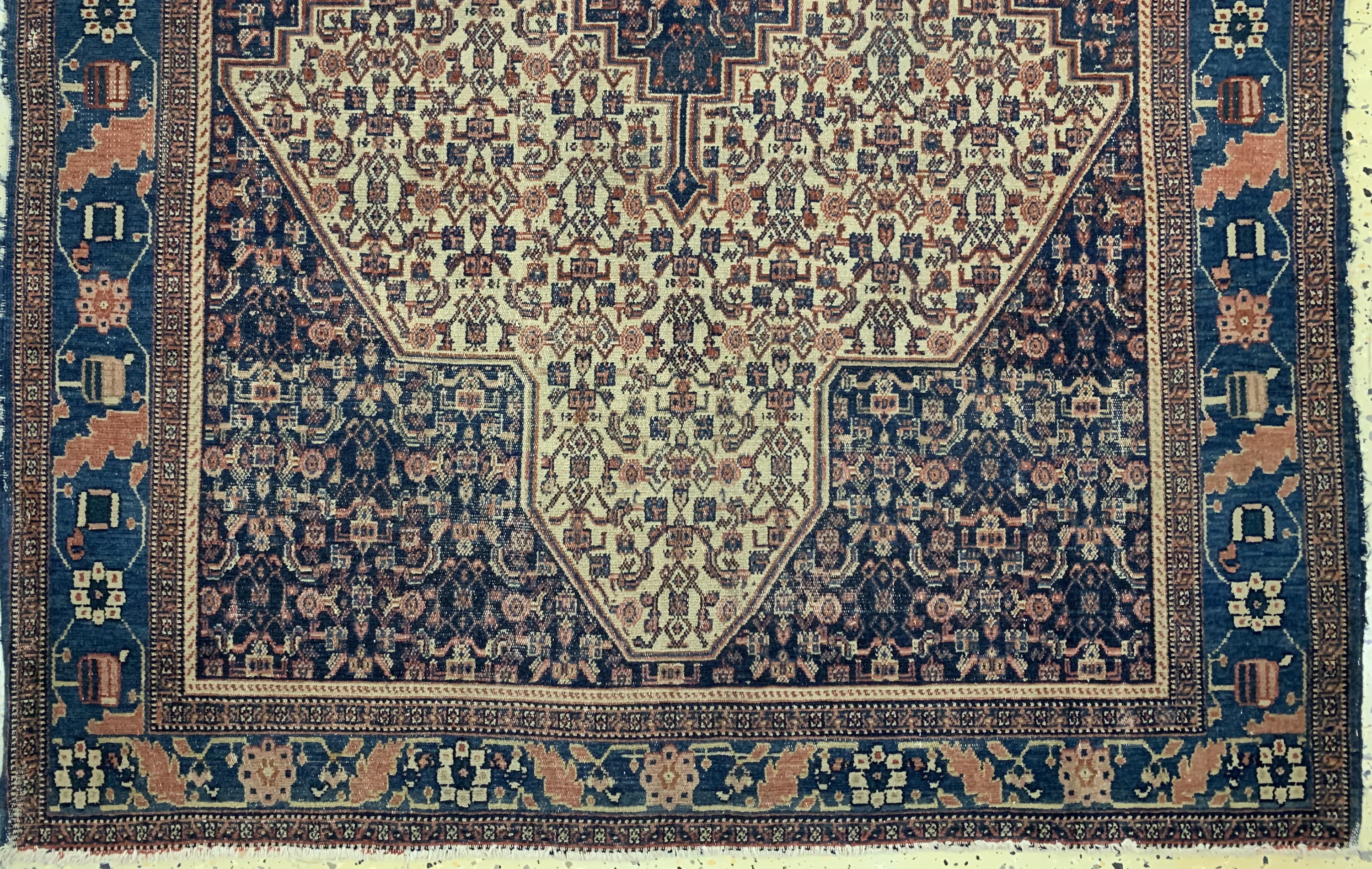 Detail c: Senneh alt, Persien, ca. 50 Jahre, Wolle auf Baumwolle, ca. 206 x 153 cm, EHZ: 3