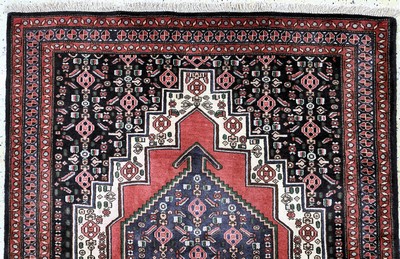 26859568a - Senneh alt, Persien, Mitte 20.Jhd, Wolle auf Baumwolle, ca. 156 x 126 cm, EHZ: 2 ...