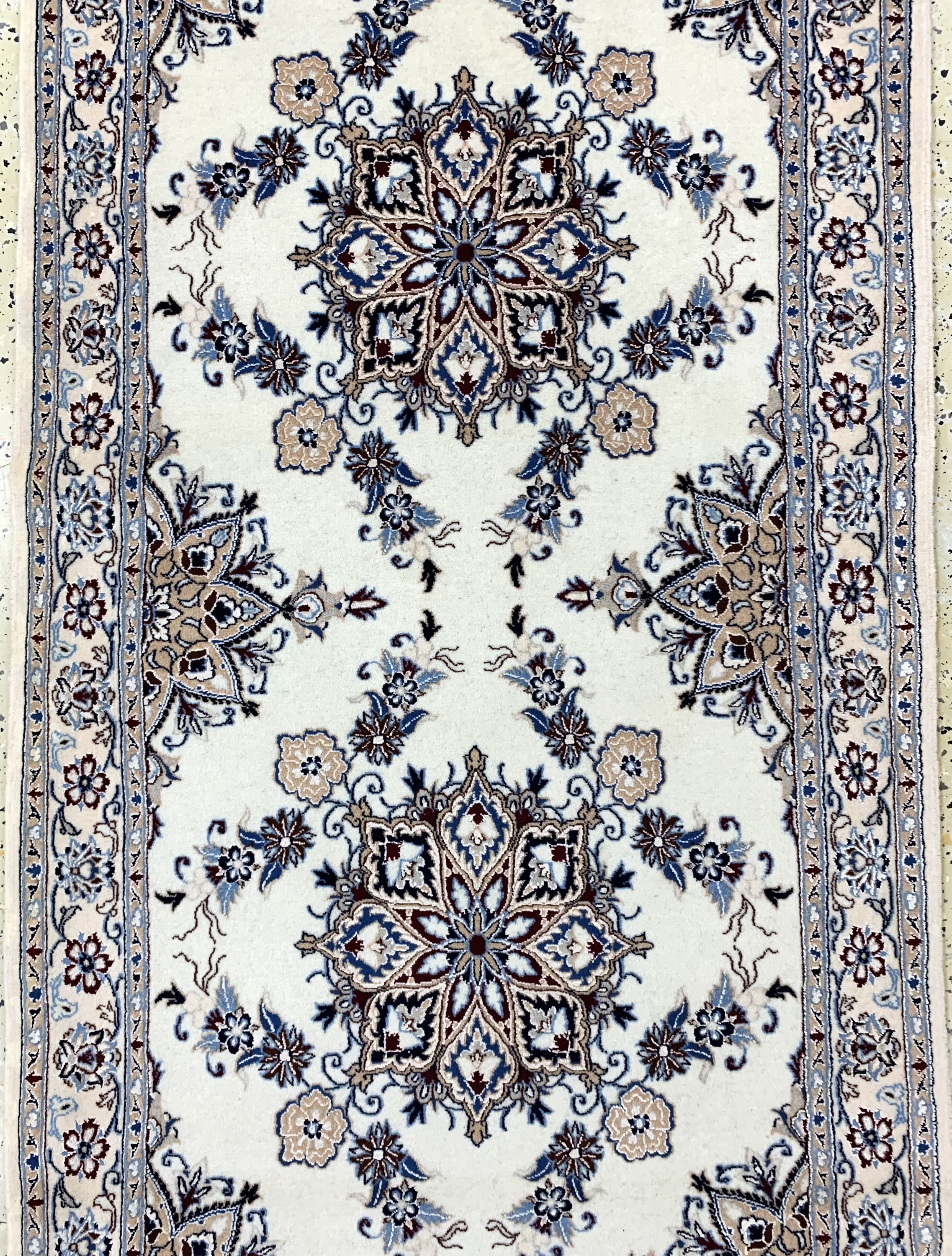 Detail b: Nain fein, Persien, Ende 20.Jhd, Korkwolle mit Seide, ca. 410 x 90 cm, Reinigungsbedürftig, EHZ: 2