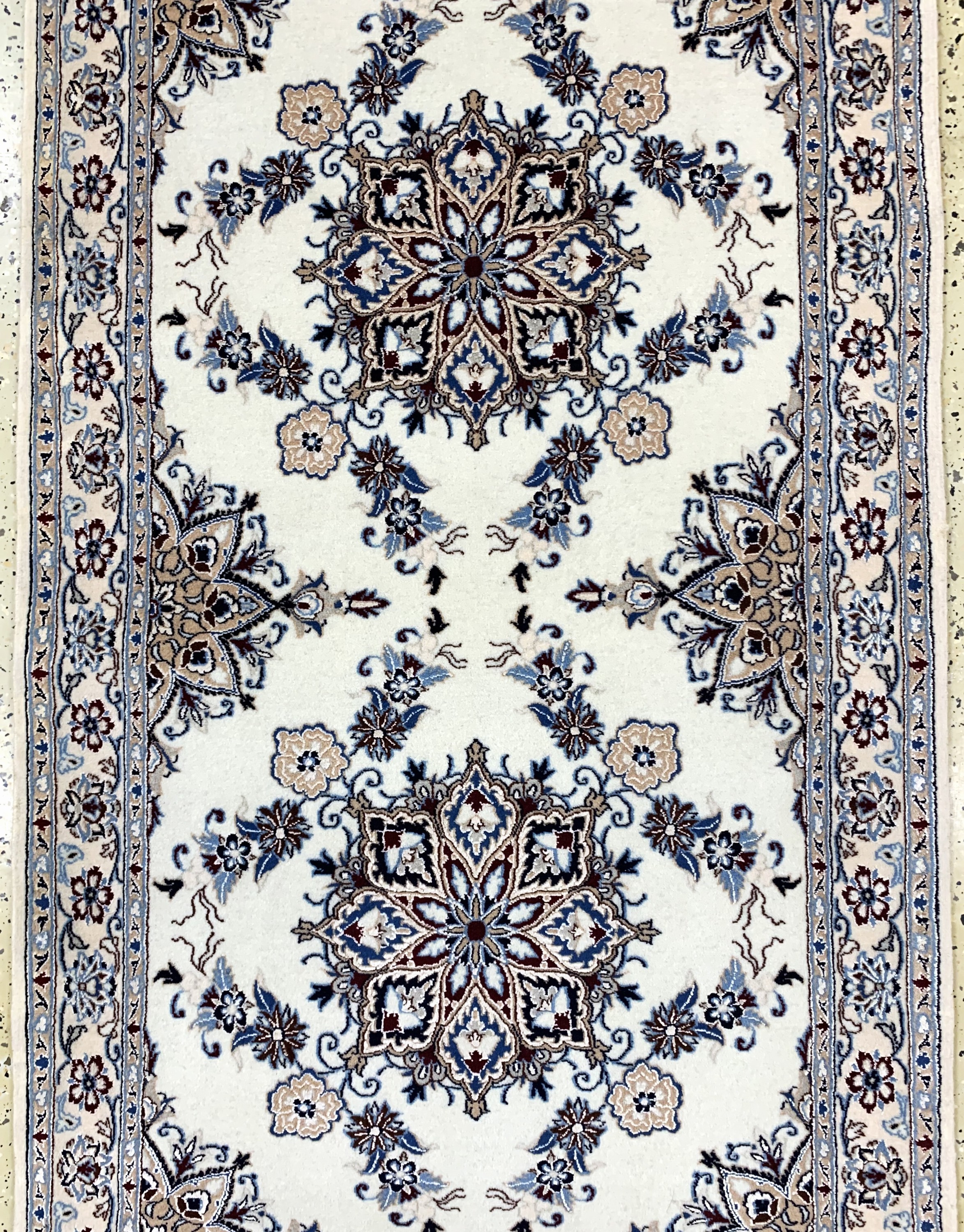 Detail c: Nain fein, Persien, Ende 20.Jhd, Korkwolle mit Seide, ca. 410 x 90 cm, Reinigungsbedürftig, EHZ: 2