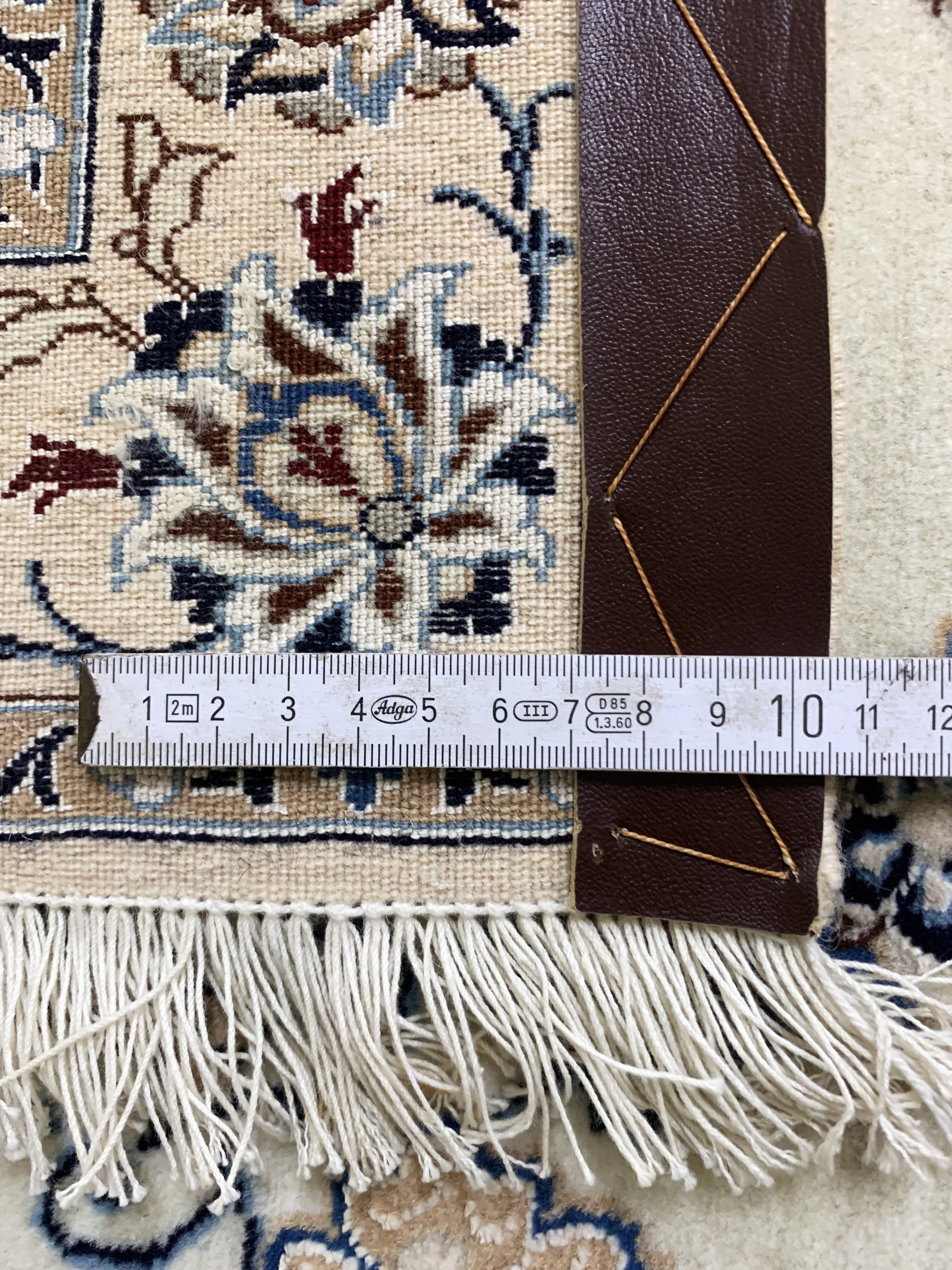 Detail e: Nain fein, Persien, Ende 20.Jhd, Korkwolle mit Seide, ca. 410 x 90 cm, Reinigungsbedürftig, EHZ: 2