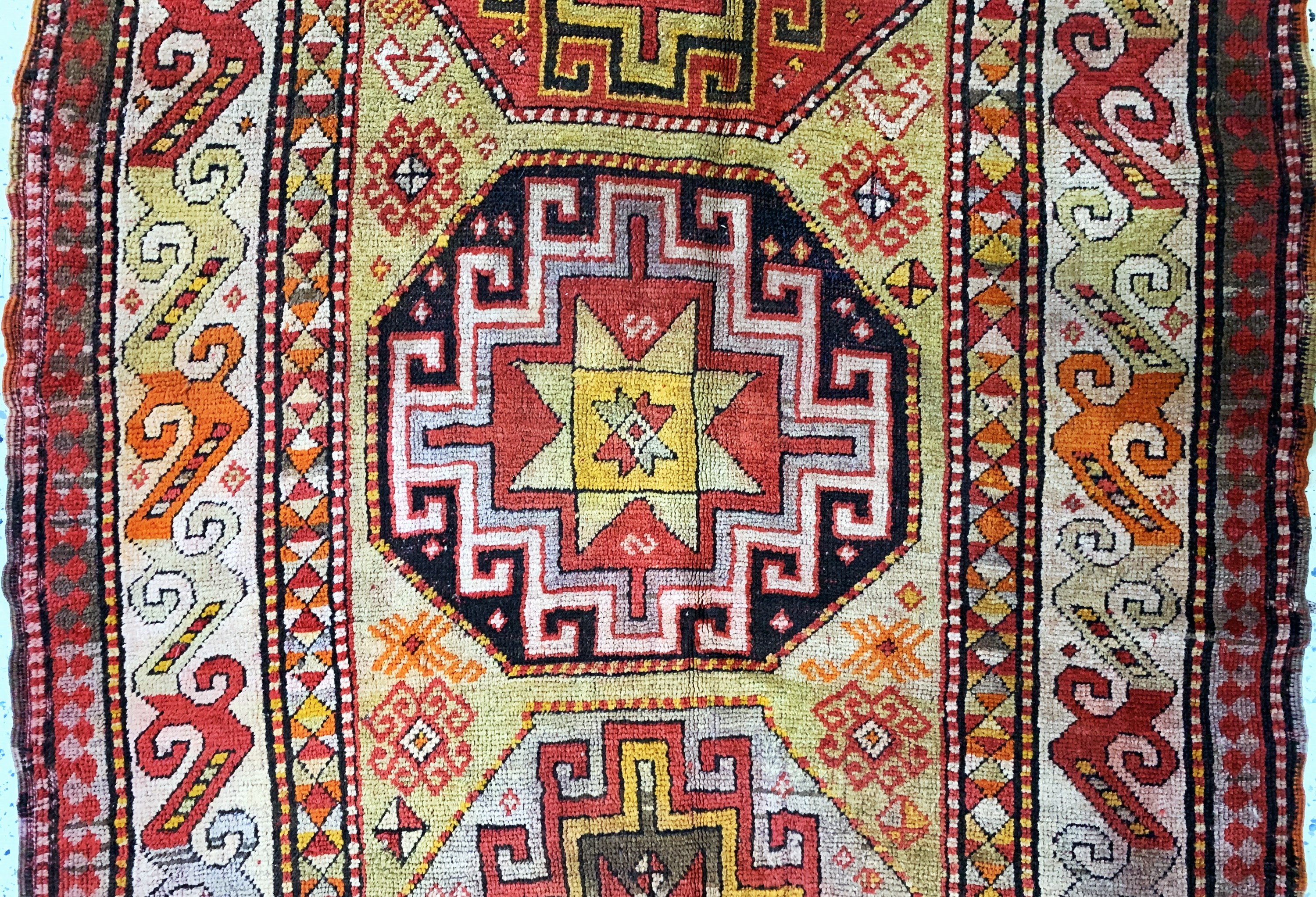 Detail c: Kazak antik, Kaukasus, um 1900, Wolle auf Wolle, ca. 332 x 140 cm, EHZ: 3