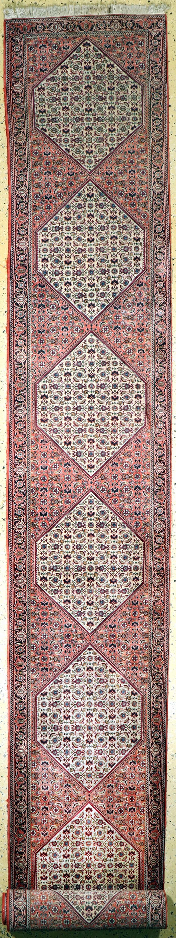 Bidjar fein, Persien, Ende 20.Jhd, Wolle auf Baumwolle, ca. 537 x 83 cm, Ränder leicht beschädigt, EHZ: 2