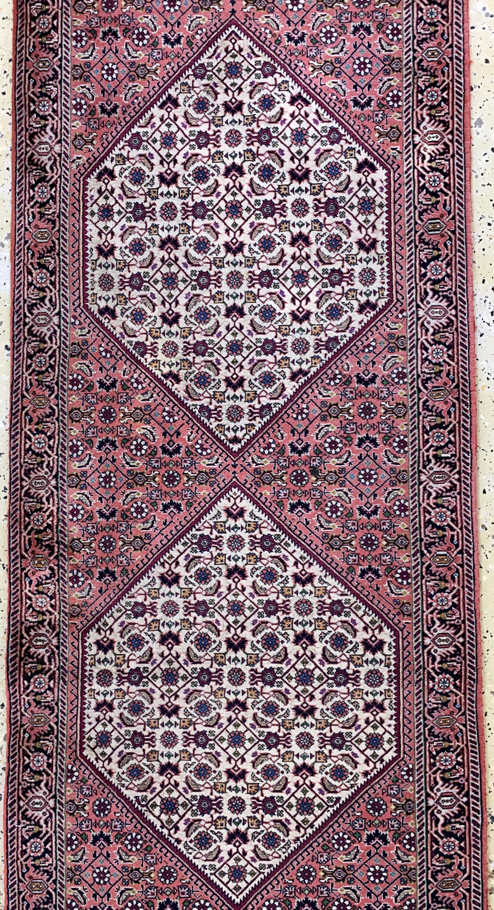 Detail b: Bidjar fein, Persien, Ende 20.Jhd, Wolle auf Baumwolle, ca. 537 x 83 cm, Ränder leicht beschädigt, EHZ: 2