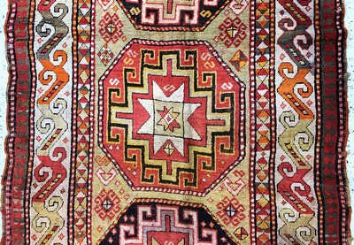 26859608b - Kazak antik, Kaukasus, um 1900, Wolle auf Wolle, ca. 332 x 140 cm, EHZ: 3 Schätzpreis: ...