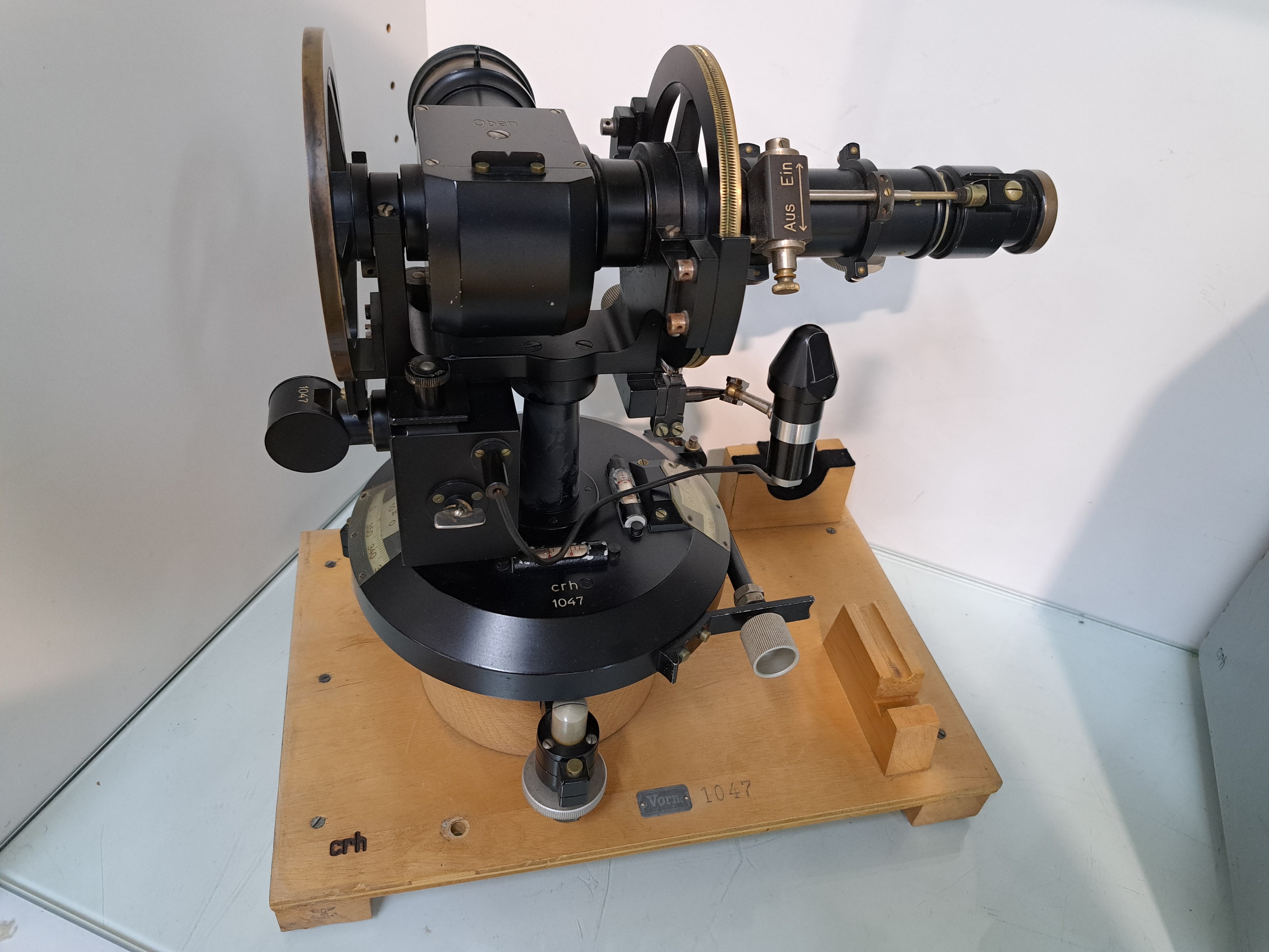 Detail a: Ballon Theodolith, Sprenger Berlin, wohl 30/40er Jahre, für aerologische Beobachtungen konstruiert. Ermittlung der Stärke und Richtung von ...