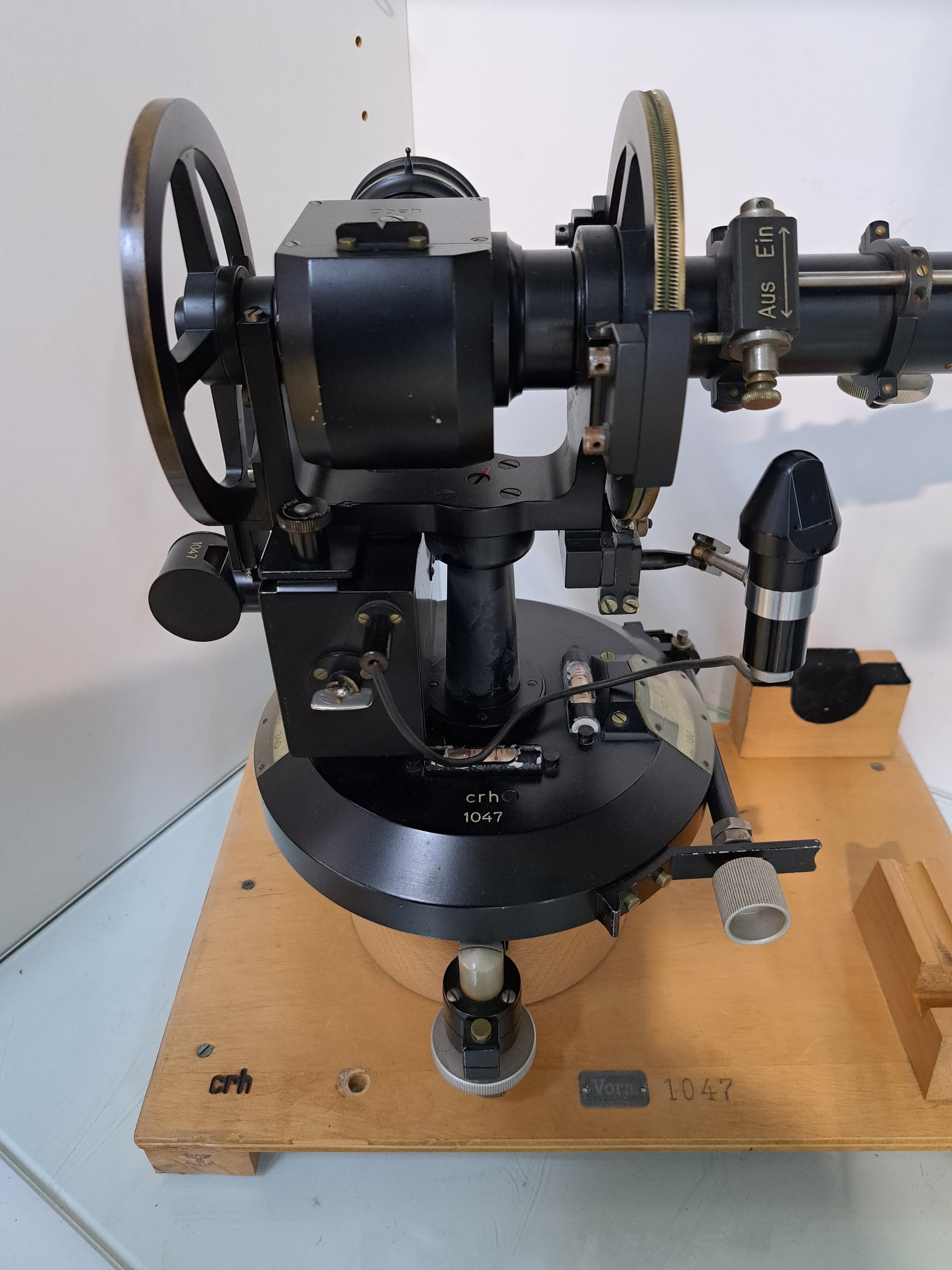 Detail c: Ballon Theodolith, Sprenger Berlin, wohl 30/40er Jahre, für aerologische Beobachtungen konstruiert. Ermittlung der Stärke und Richtung von ...