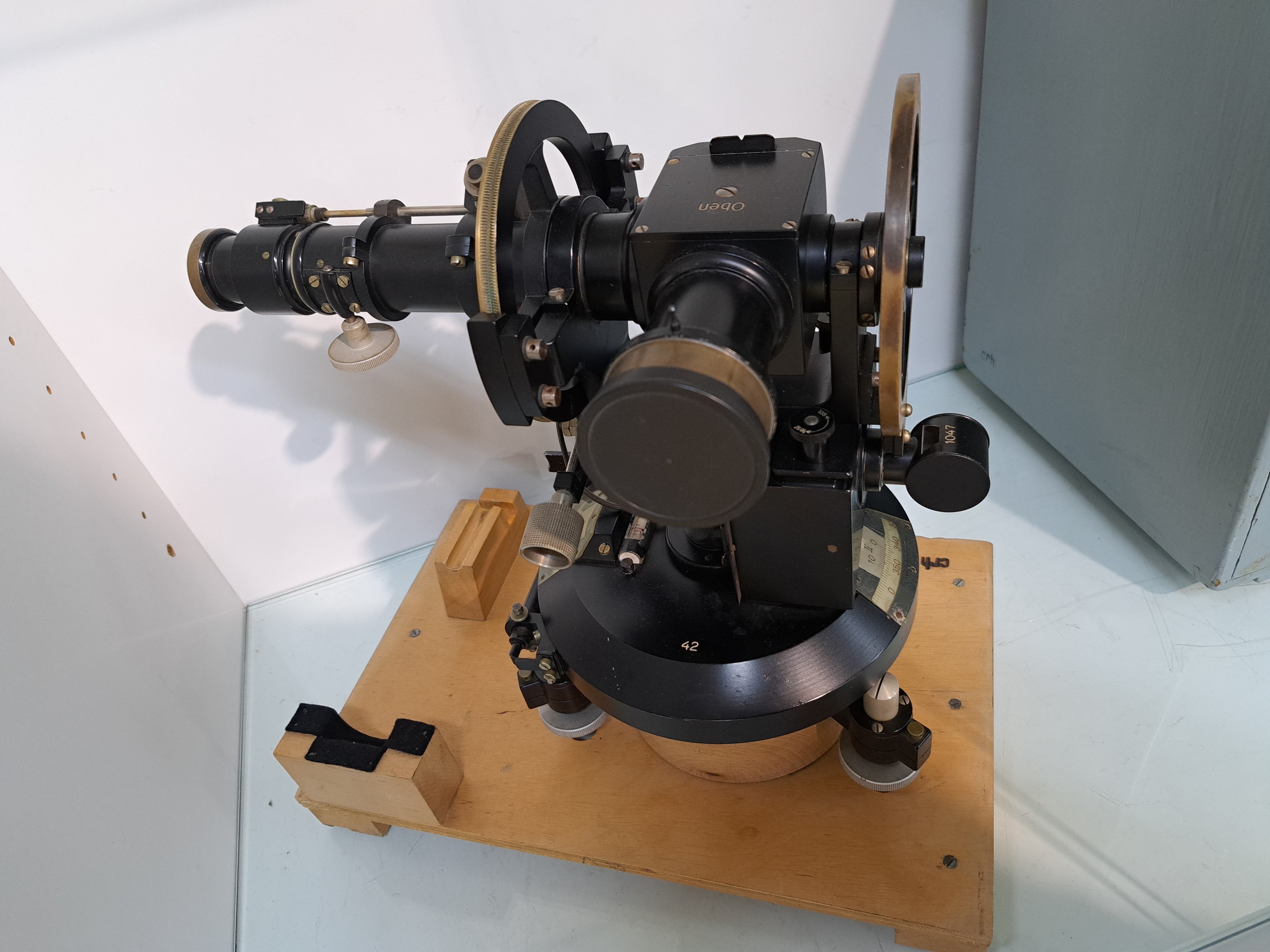 Detail d: Ballon Theodolith, Sprenger Berlin, wohl 30/40er Jahre, für aerologische Beobachtungen konstruiert. Ermittlung der Stärke und Richtung von ...