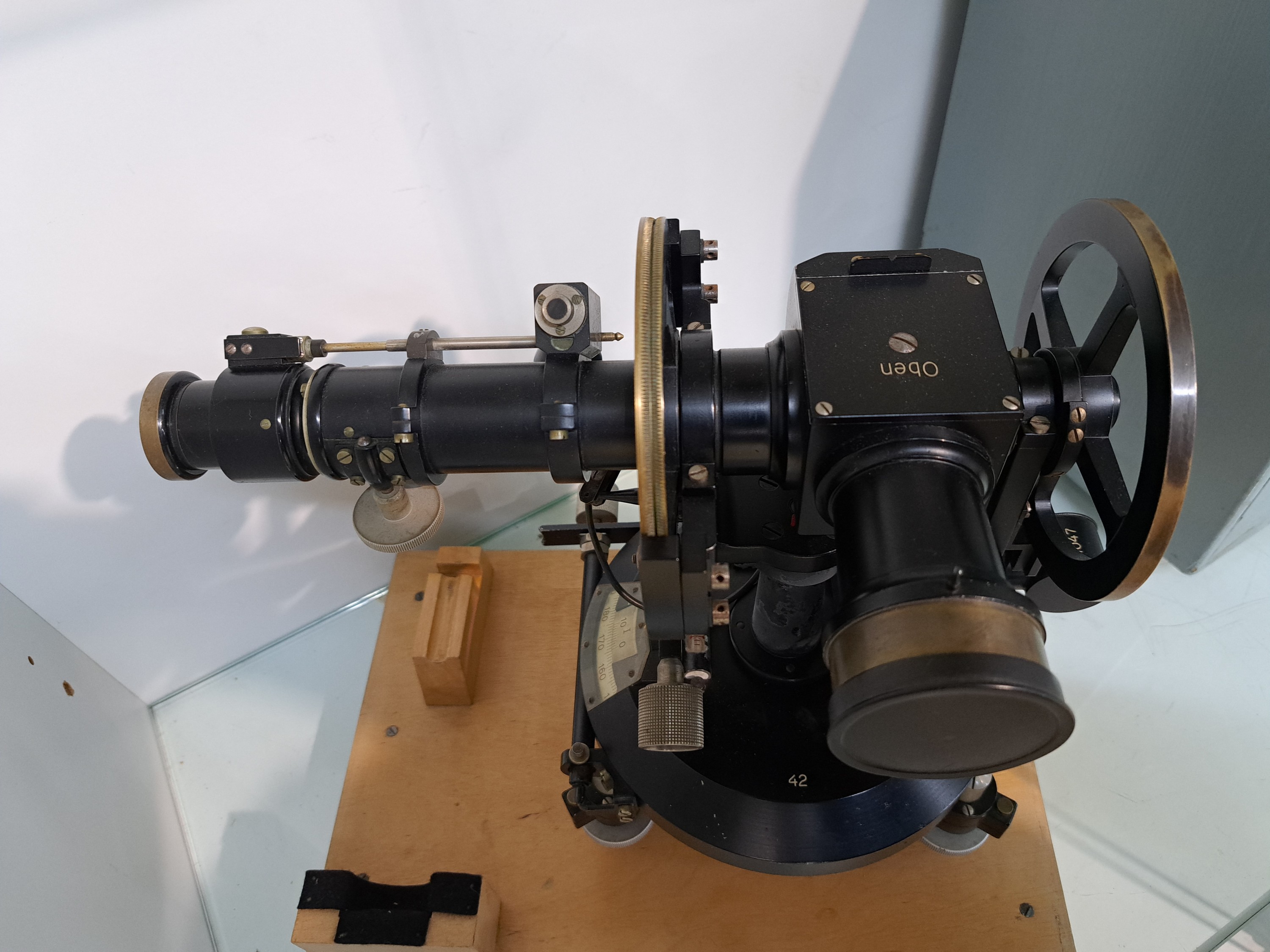 Detail e: Ballon Theodolith, Sprenger Berlin, wohl 30/40er Jahre, für aerologische Beobachtungen konstruiert. Ermittlung der Stärke und Richtung von ...