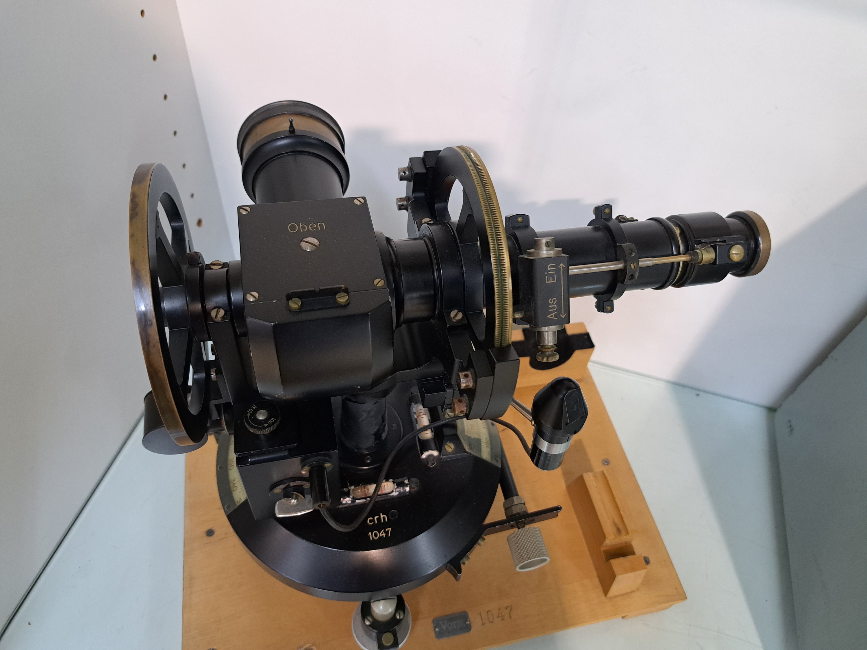 Detail f: Ballon Theodolith, Sprenger Berlin, wohl 30/40er Jahre, für aerologische Beobachtungen konstruiert. Ermittlung der Stärke und Richtung von ...
