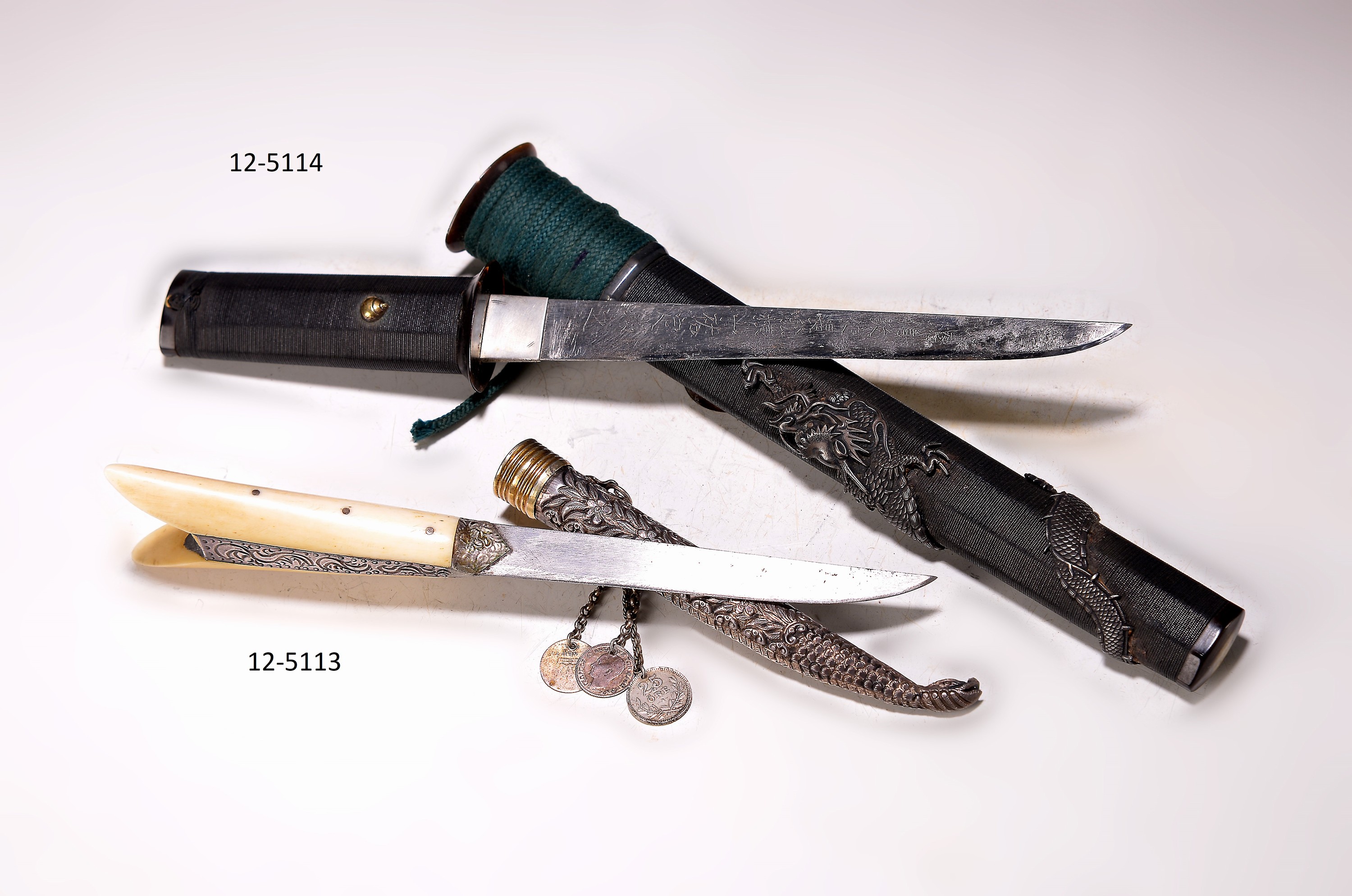 Kleiner japanischer Dolch, um 1900, umwickelter Griff und Scheide, mit applizierter versilberter Drachenauflage, scharfe Klinge mit Signatur, L. 35 cm