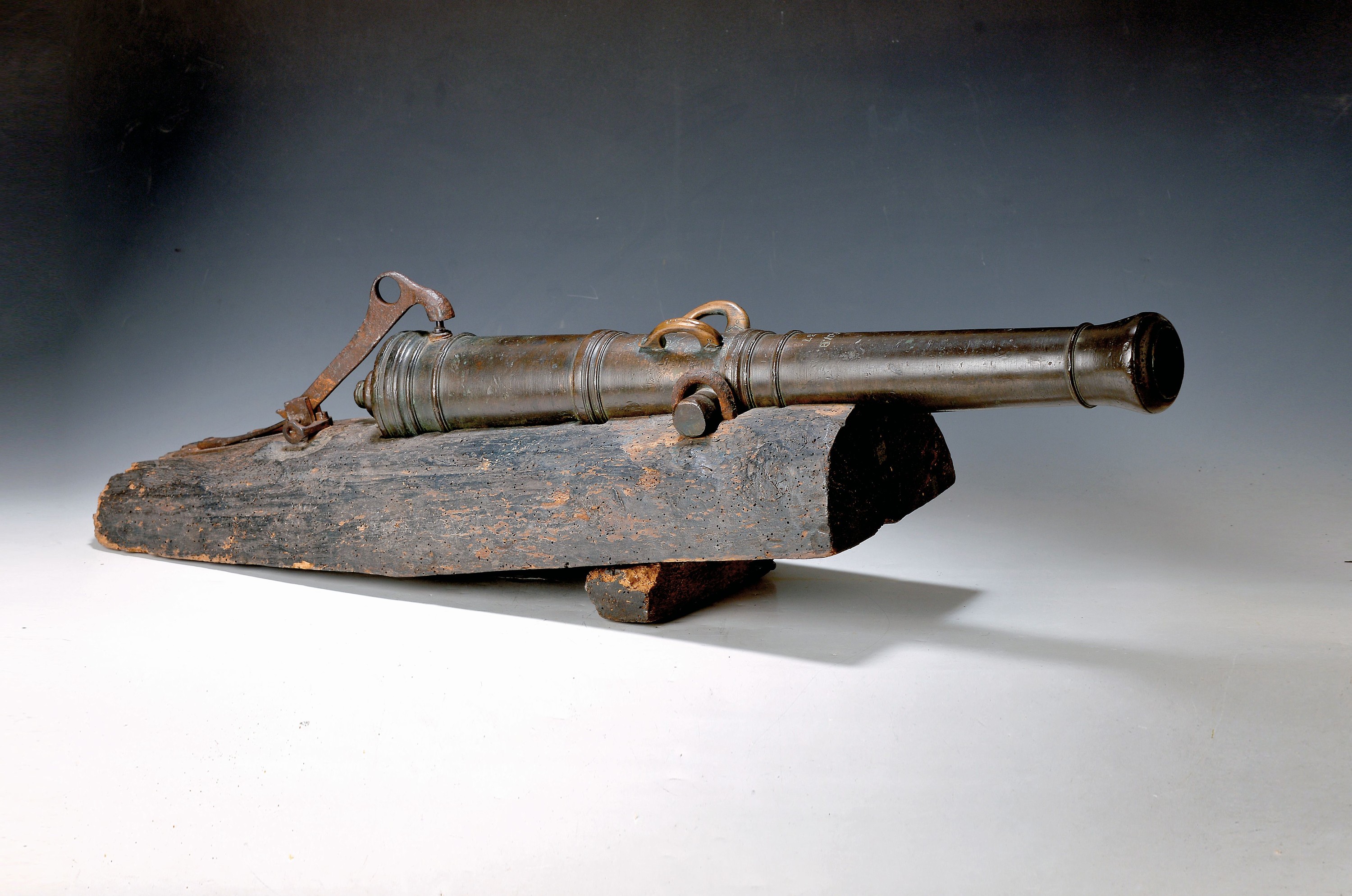 Barockes Falkonett, dat. und bez. E.A.G.V.B, 1737, Bronze, mit zwei aufgesetzten Ösen, später auf Holzbettung aufgebracht und mit ...
