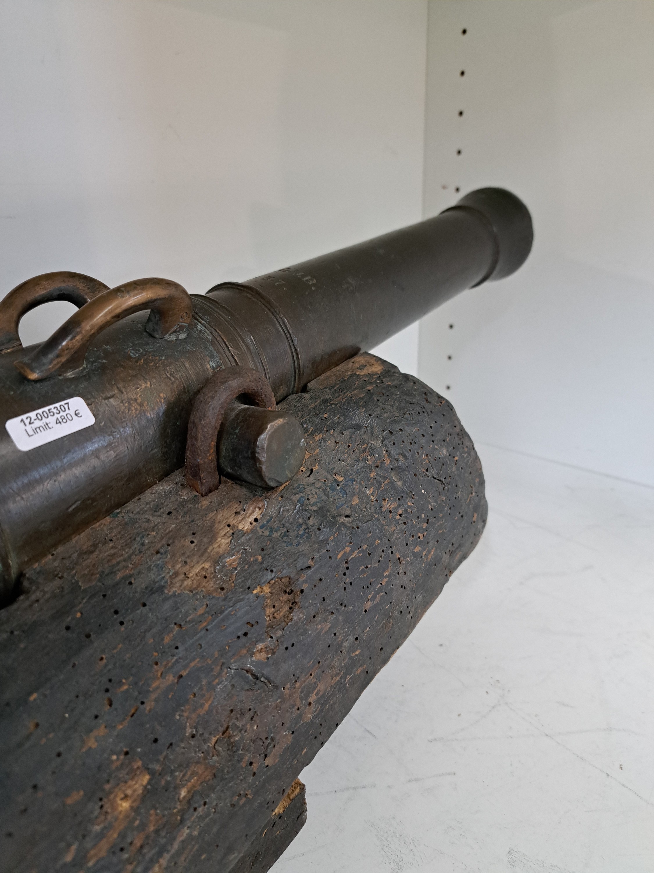 Detail a: Barockes Falkonett, dat. und bez. E.A.G.V.B, 1737, Bronze, mit zwei aufgesetzten Ösen, später auf Holzbettung aufgebracht und mit ...