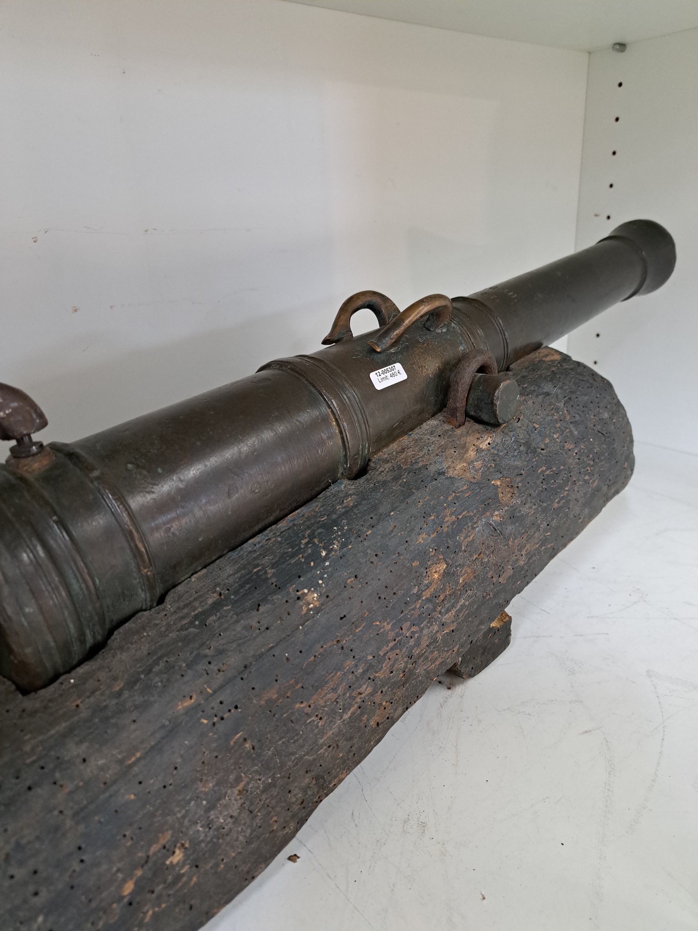 Detail b: Barockes Falkonett, dat. und bez. E.A.G.V.B, 1737, Bronze, mit zwei aufgesetzten Ösen, später auf Holzbettung aufgebracht und mit ...