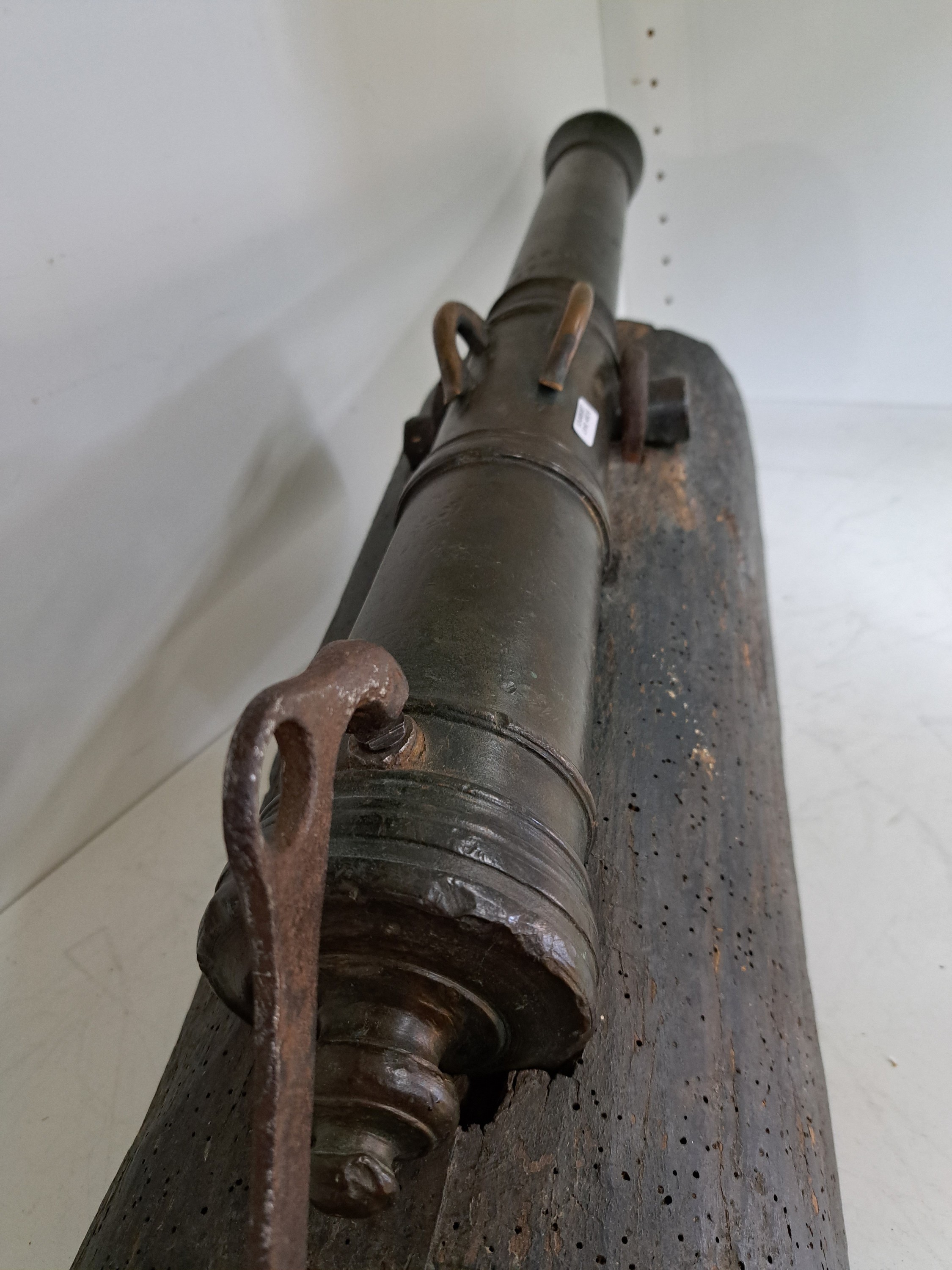 Detail d: Barockes Falkonett, dat. und bez. E.A.G.V.B, 1737, Bronze, mit zwei aufgesetzten Ösen, später auf Holzbettung aufgebracht und mit ...