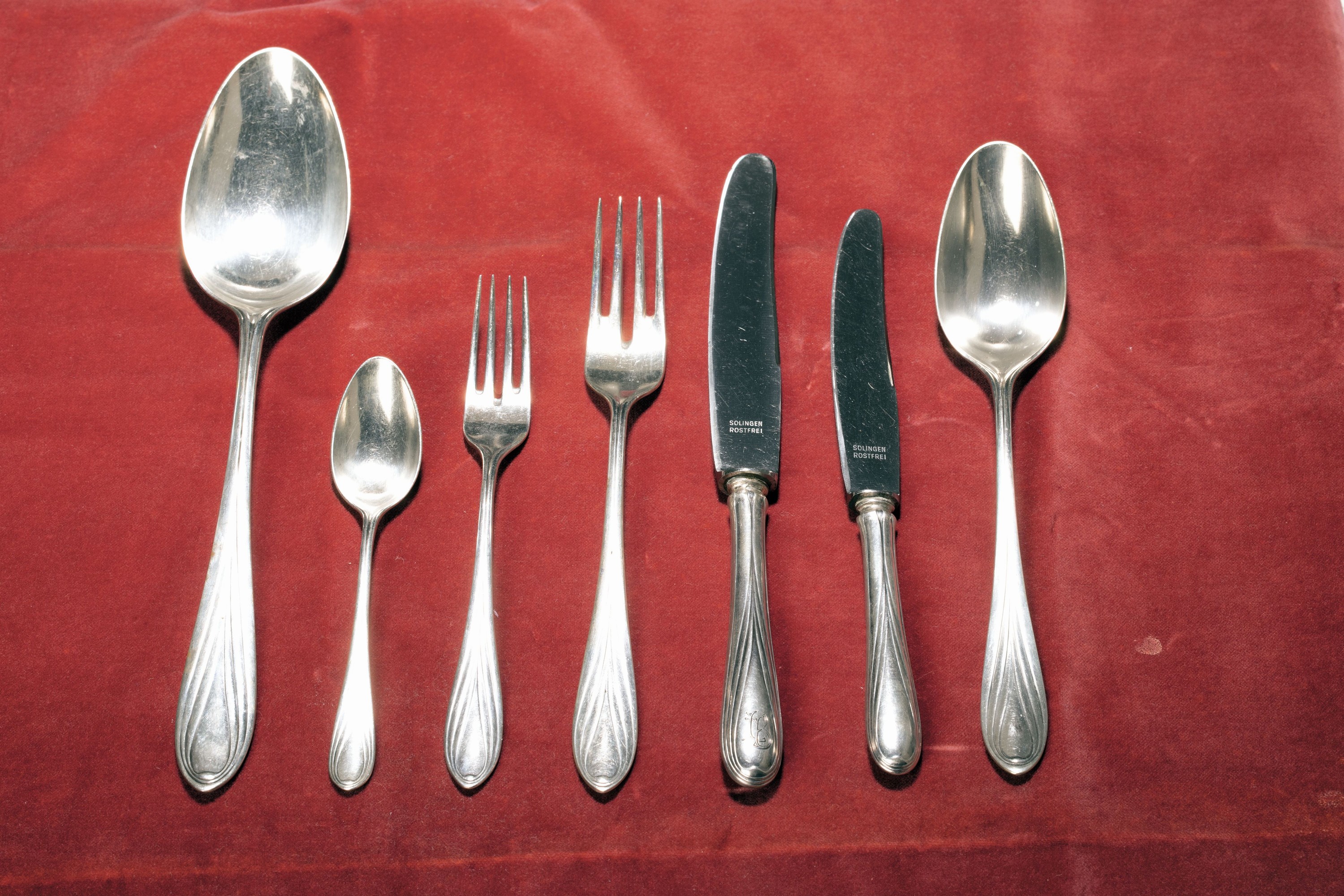 Silberbesteck, H. Paar, deutsch, um 1900, 800er Silber, Jugendstildekor, geschwungene Bänder, 9 Menuegabeln, 9 Menuemesser, 3, Vorspeisegabeln, 9 ...