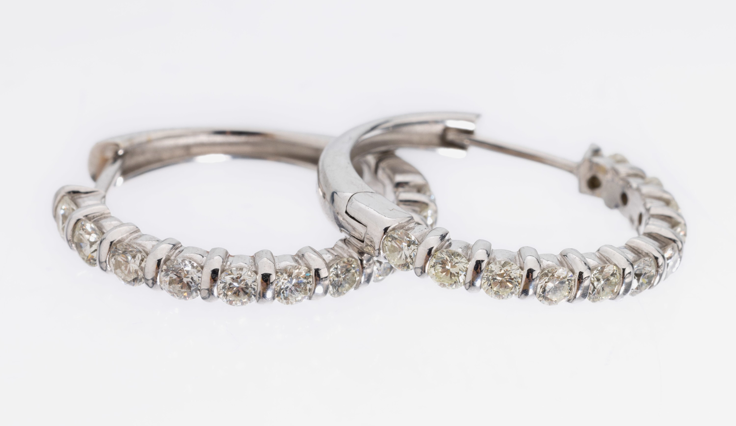Paar 14 kt Gold Brillant-Creolen, WG 585/000, 22 Brillanten zus. ca. 1.00 ct get.Weiß/lr, (lt. Expertise), ca. 4.2 g